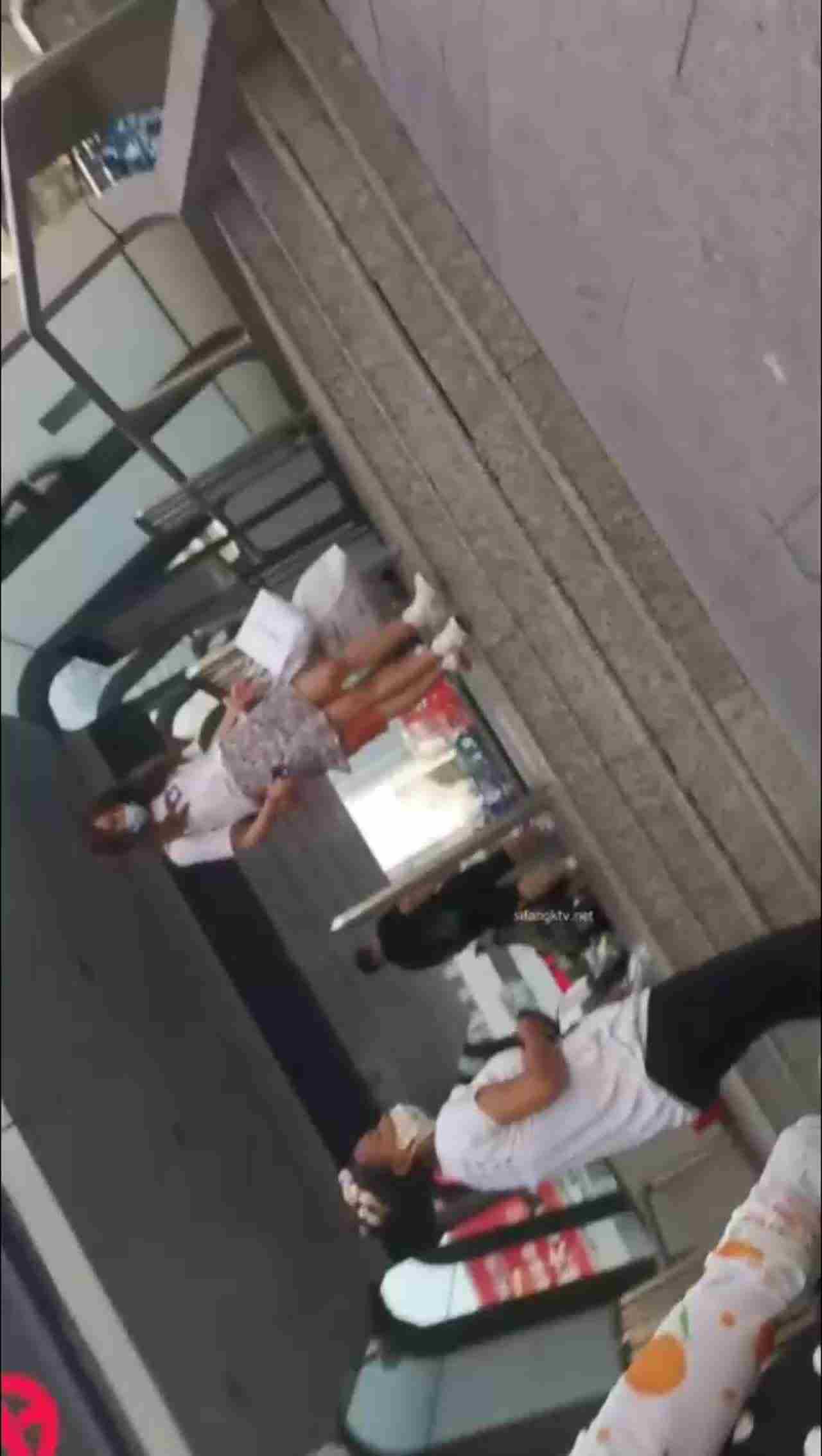  【重磅黑料】户外大神，公共场所，尾随美女，掏出鸡巴就对臀部喷射精液！翻车了：哎呀变态，曹尼玛，傻B啊 的剧照3