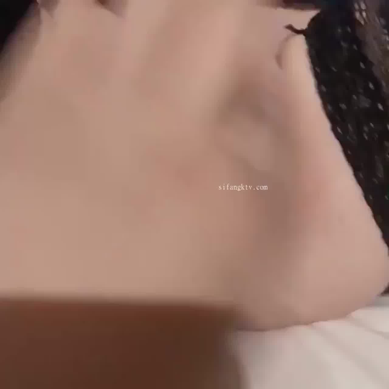  母狗献出肥穴随便主人玩 的剧照3