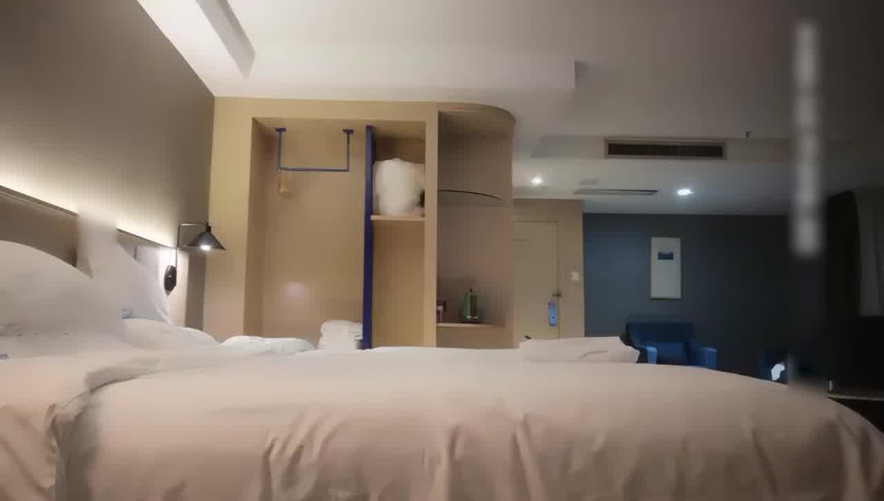  【午夜探花】午夜巅峰女主 长相甜美挺嫩萌妹偷拍啪啪，口交舔弄上位骑坐侧入猛操 的剧照8