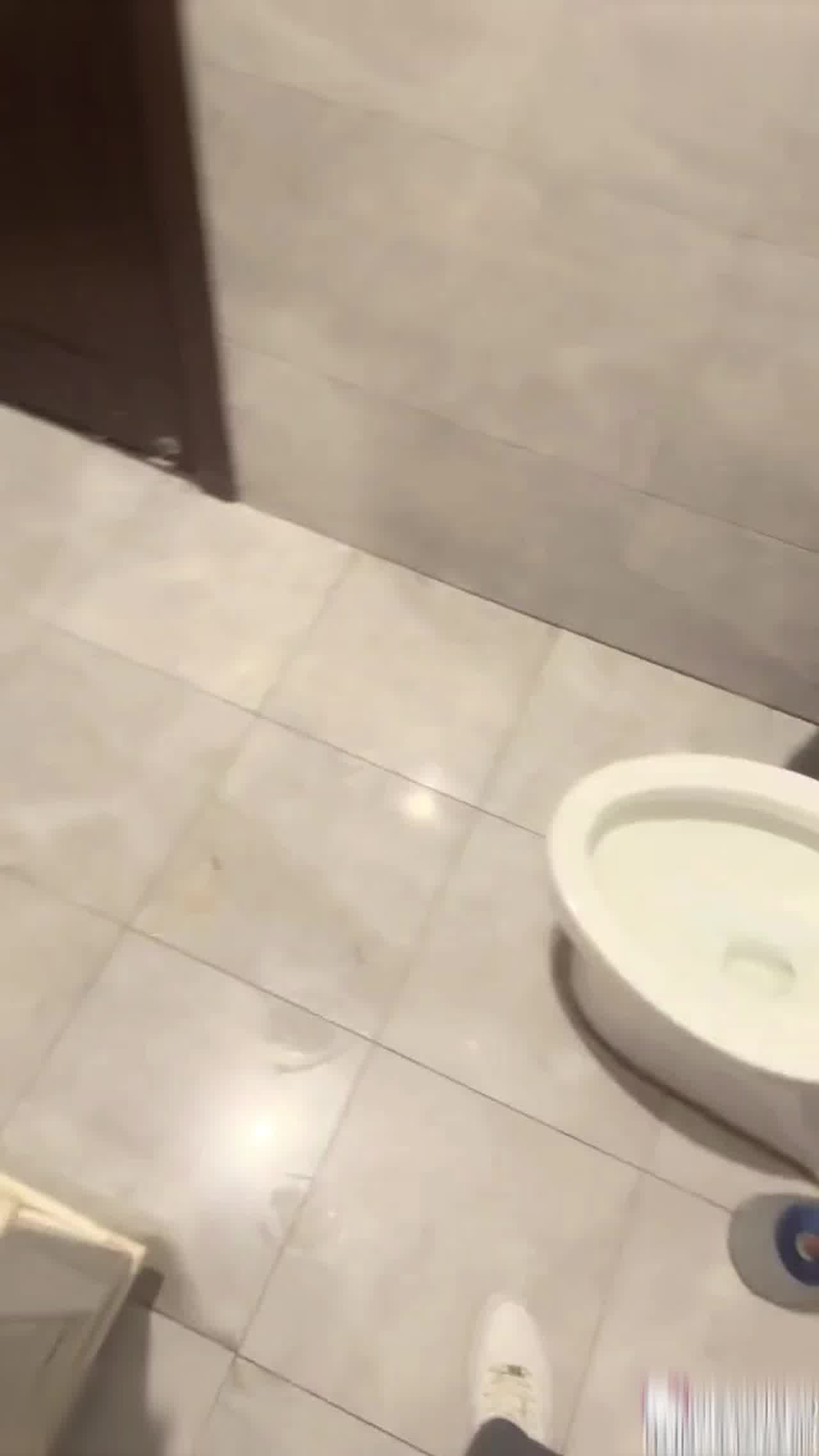  把KTV包房公主带到厕所干了，口交效果极佳 的剧照2