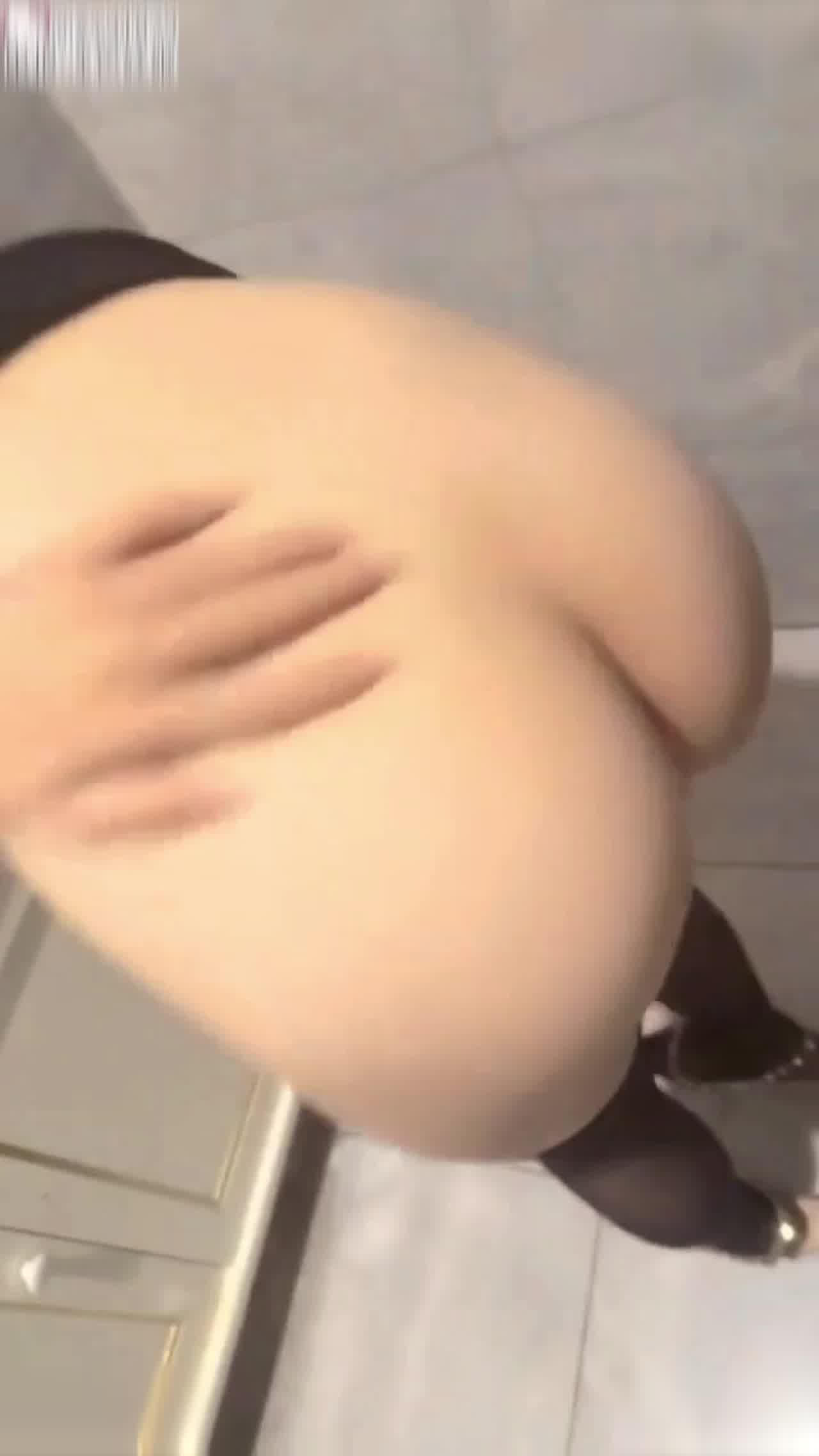  把KTV包房公主带到厕所干了，口交效果极佳 的剧照3