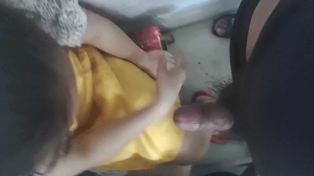  老婆在店里帮口交 的剧照5