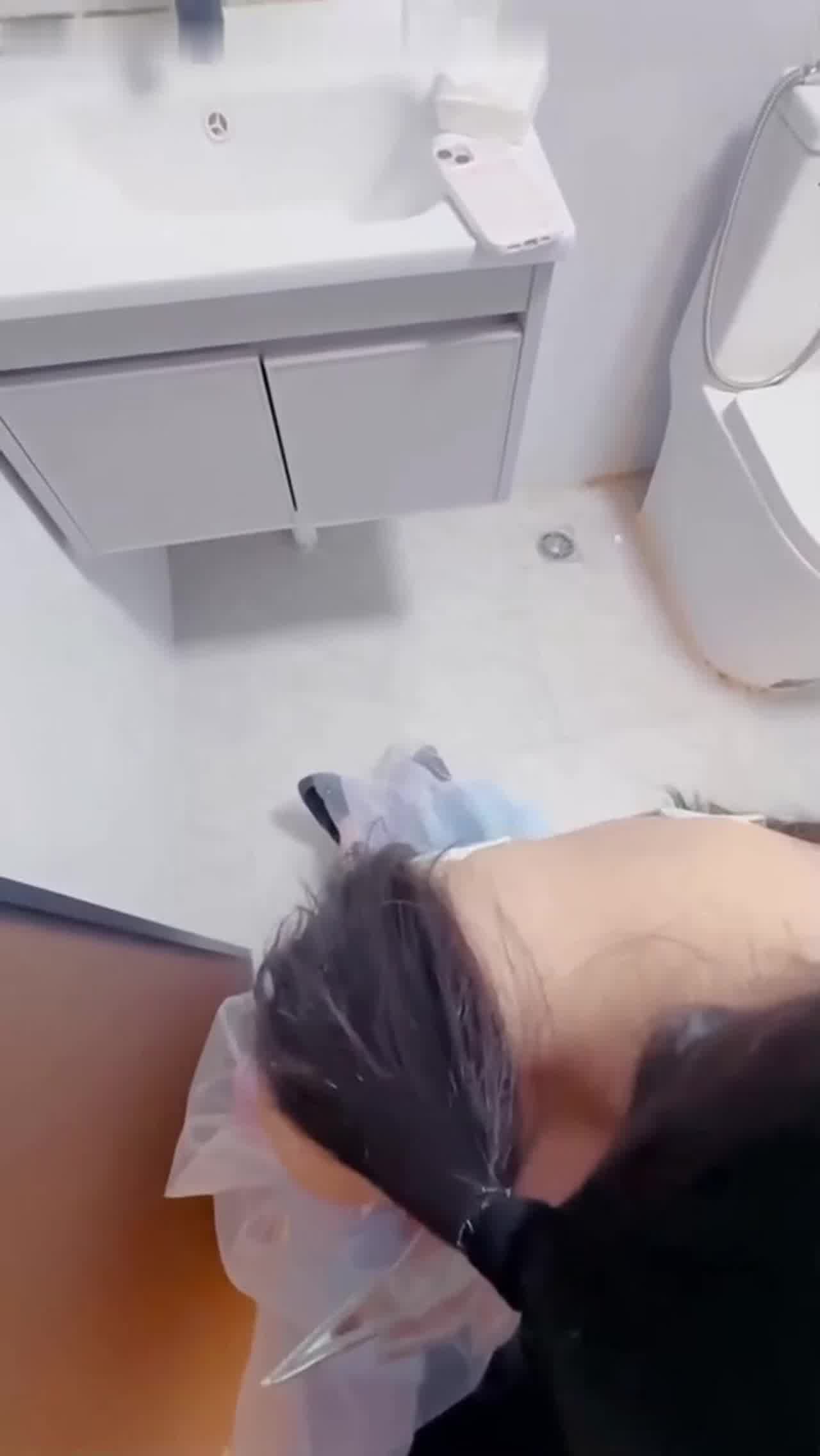  【人前清纯甜妹，人后淫荡母狗】洛丽塔学生妹，被金主玩弄，白嫩粉穴插入大量的白浆，心甘情愿被内射！ 的剧照10