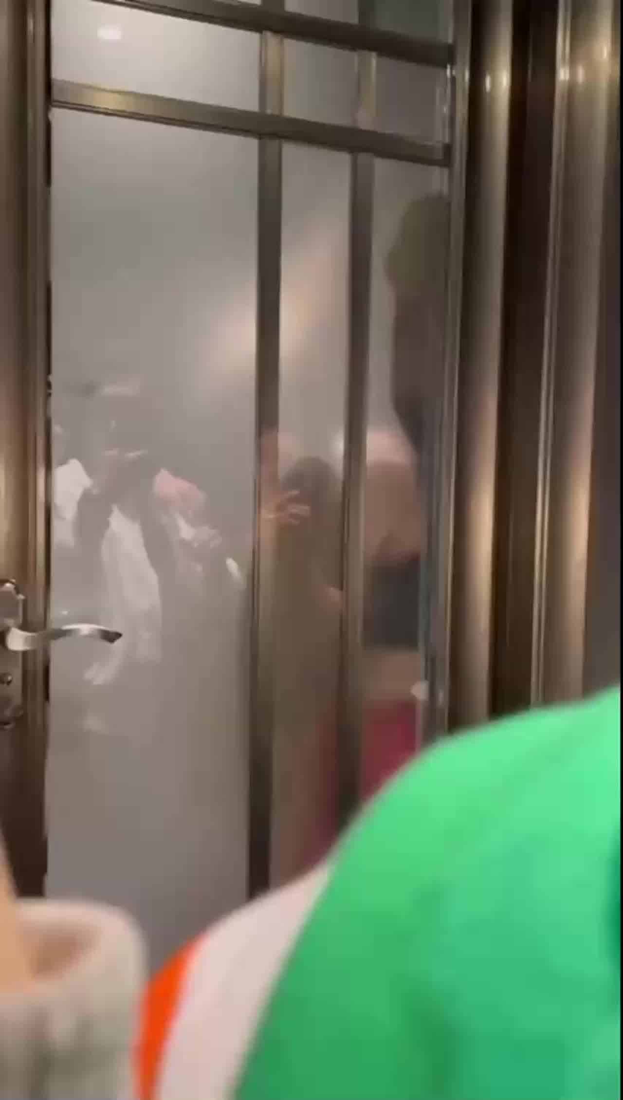  为什么不去酒店开房呢？非要霸占公共厕所，被拍了吧 的剧照2