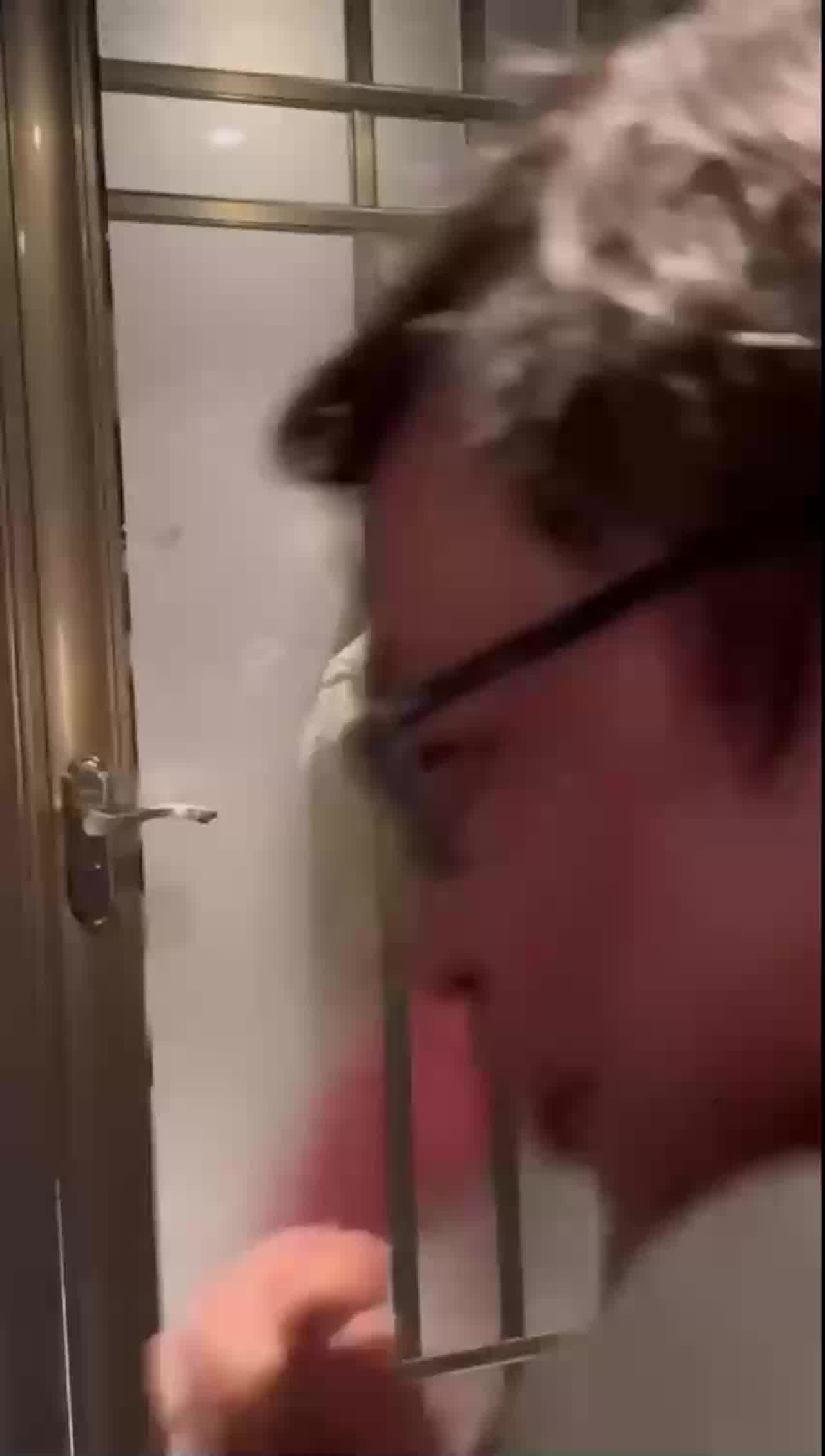  为什么不去酒店开房呢？非要霸占公共厕所，被拍了吧 的剧照8