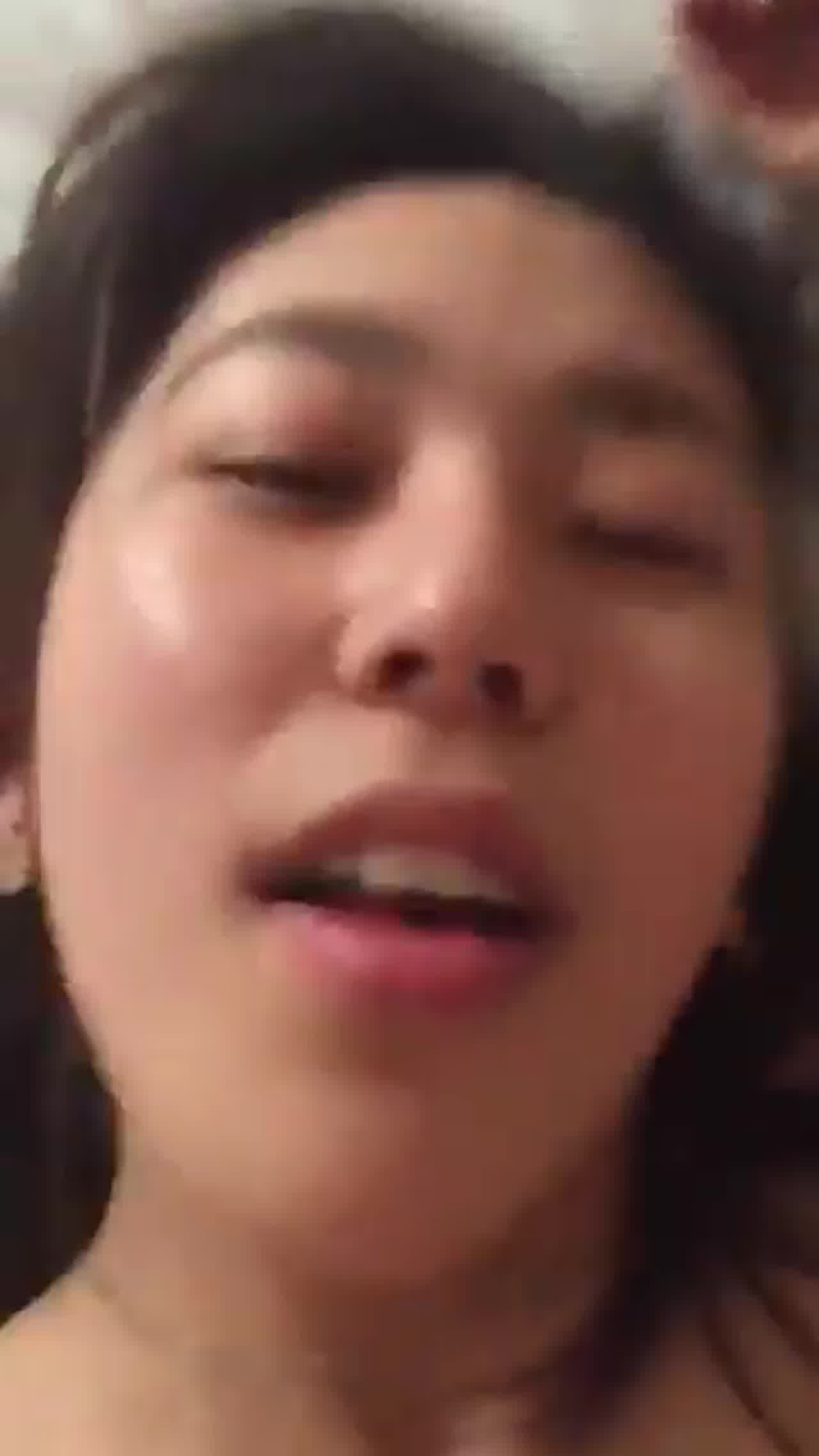  淫荡的表情实在受不了 的剧照8