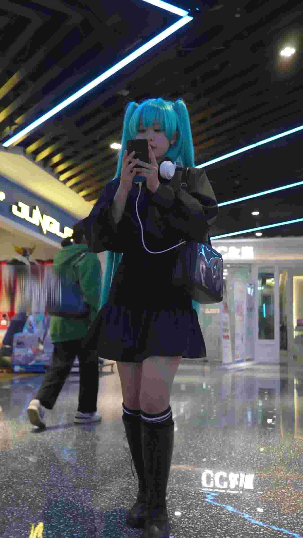  动漫展看初音未来裙底风光～ 的剧照3