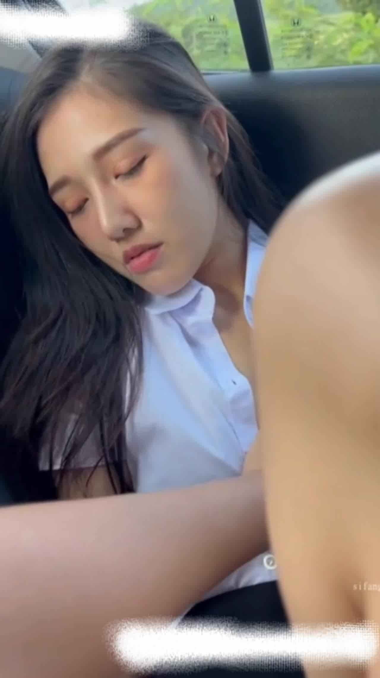  国外小秘书被老总开车带到郊外抠逼 的剧照5