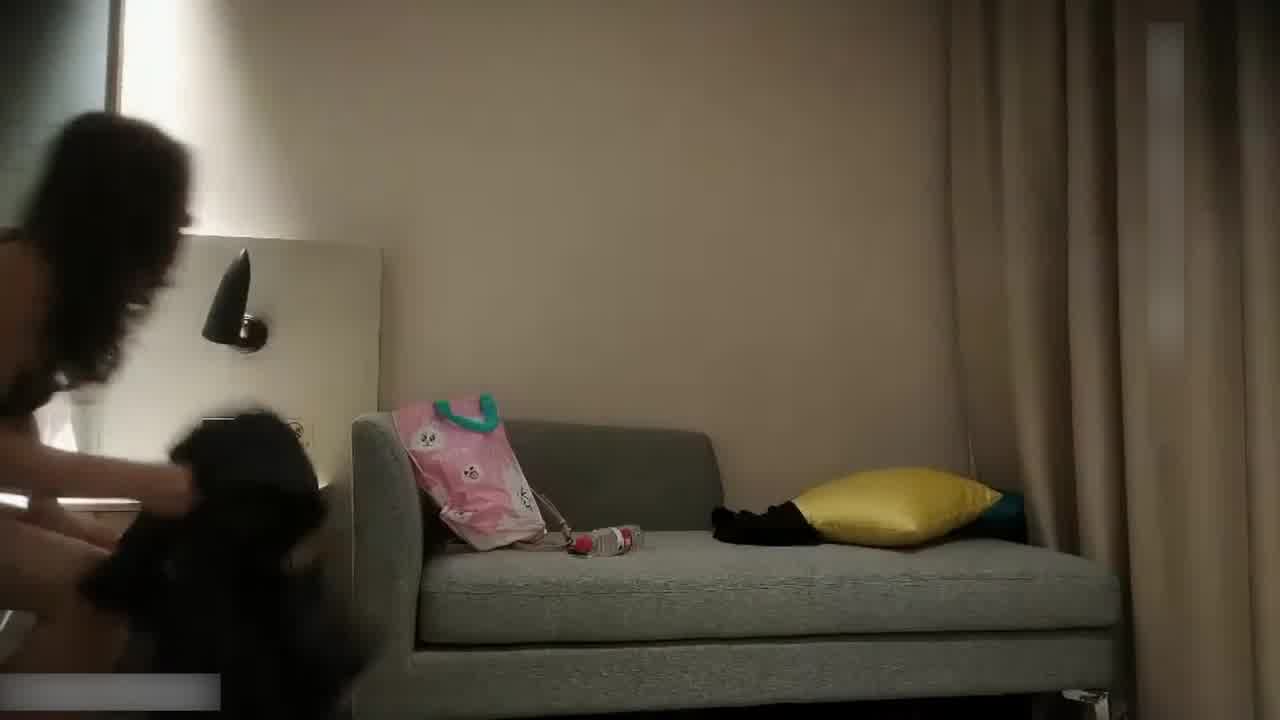  约了个黑裙少妇，穿上情趣装沙发上骑坐后入猛操 的剧照9