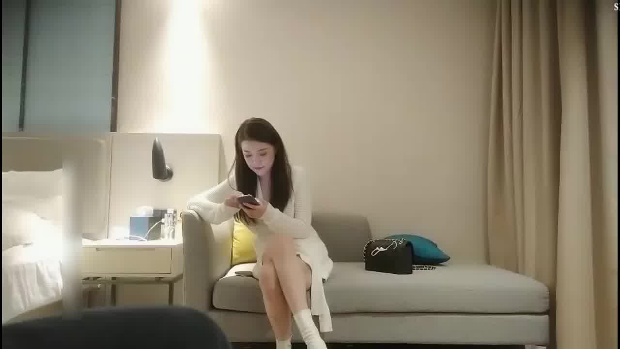  高颜值女神酒店约啪 白色连衣裙丰腴肉感  情趣吊带倒立舔吸鸡巴刺激啪啪操穴 的剧照4