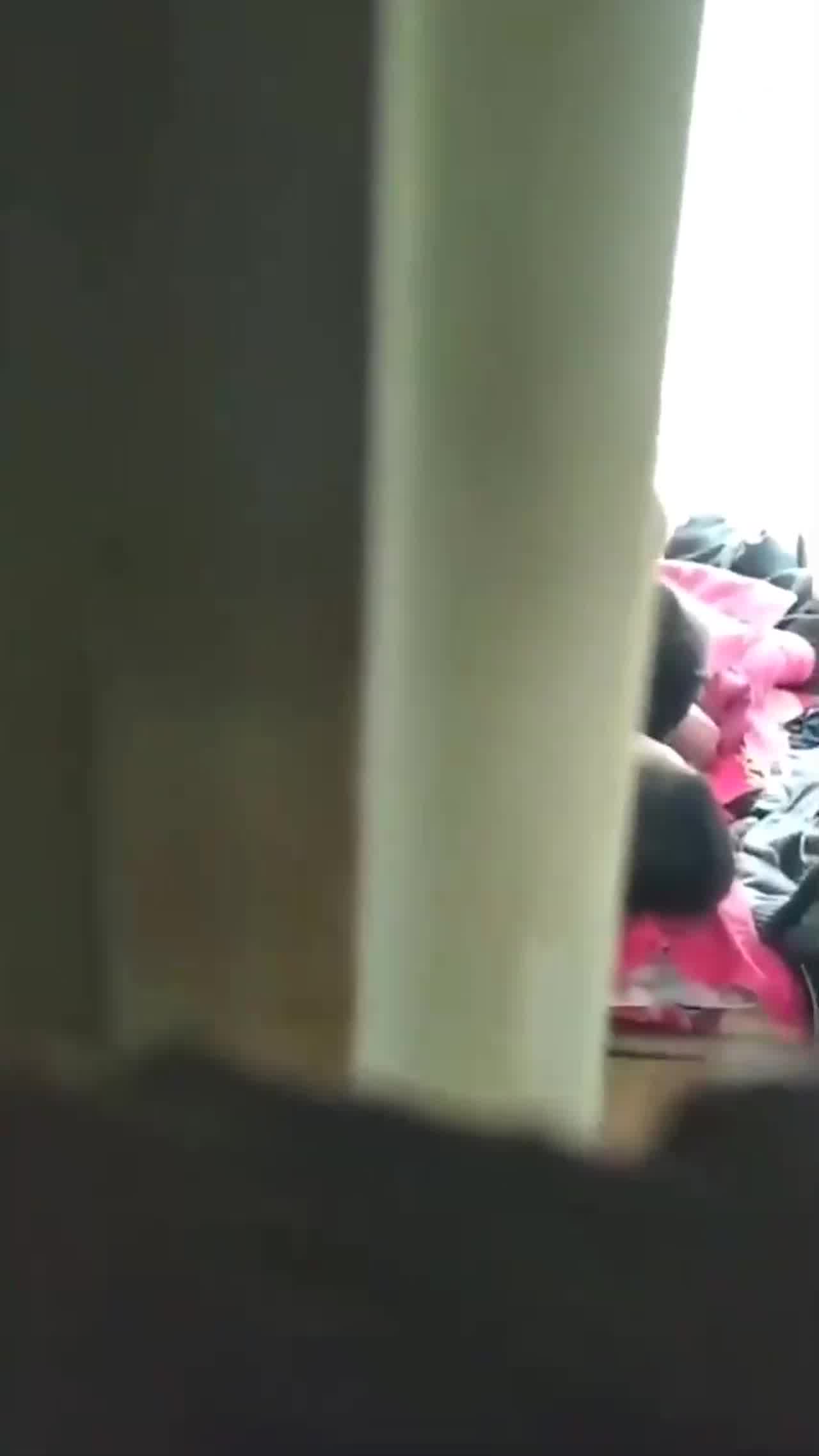  发现媳妇出轨了 媳妇还不知道 我受不了了 给我推一会儿_躲在衣柜里拍下媳妇与人出轨的视频 的剧照7