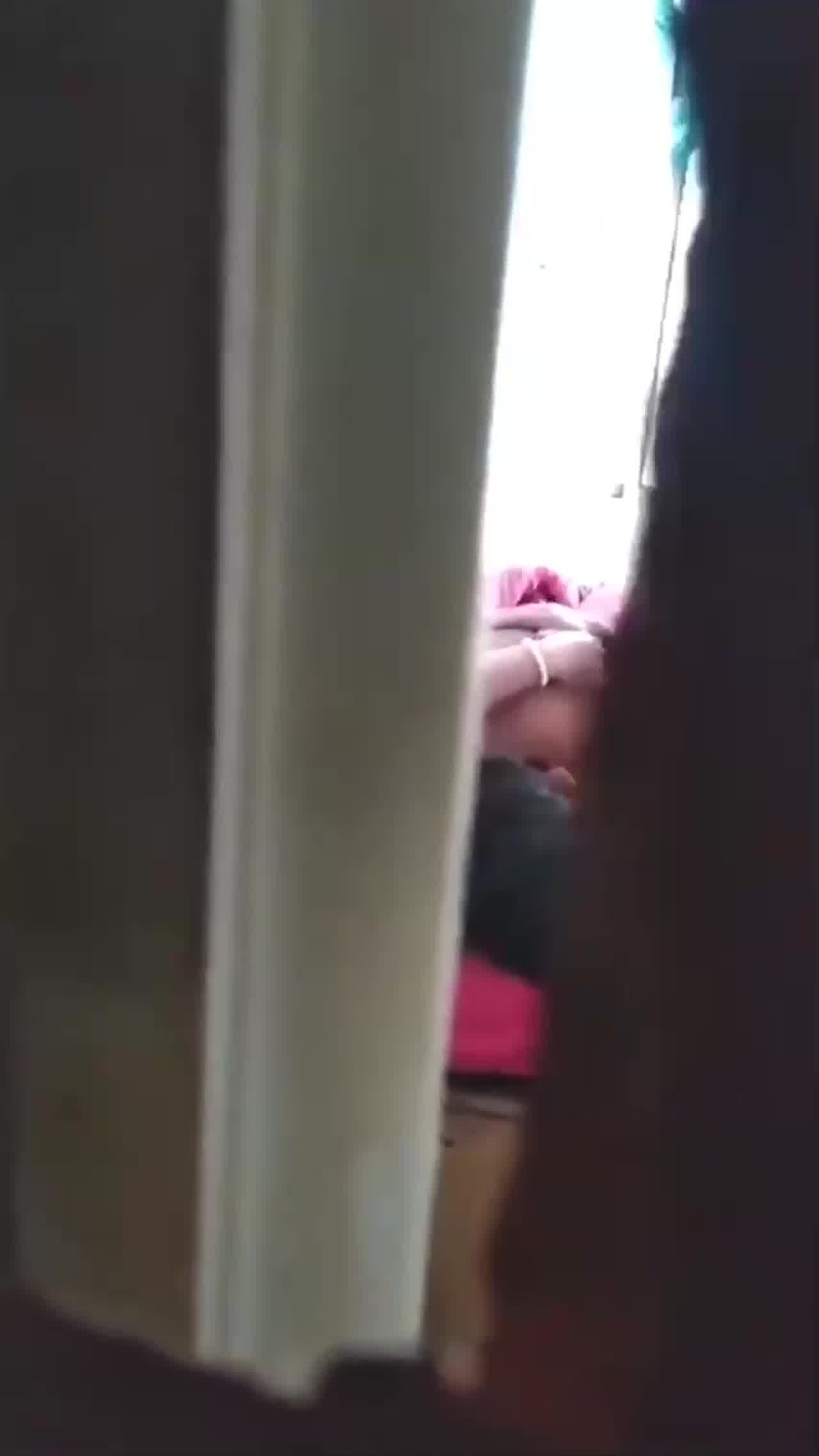  发现媳妇出轨了 媳妇还不知道 我受不了了 给我推一会儿_躲在衣柜里拍下媳妇与人出轨的视频 的剧照10