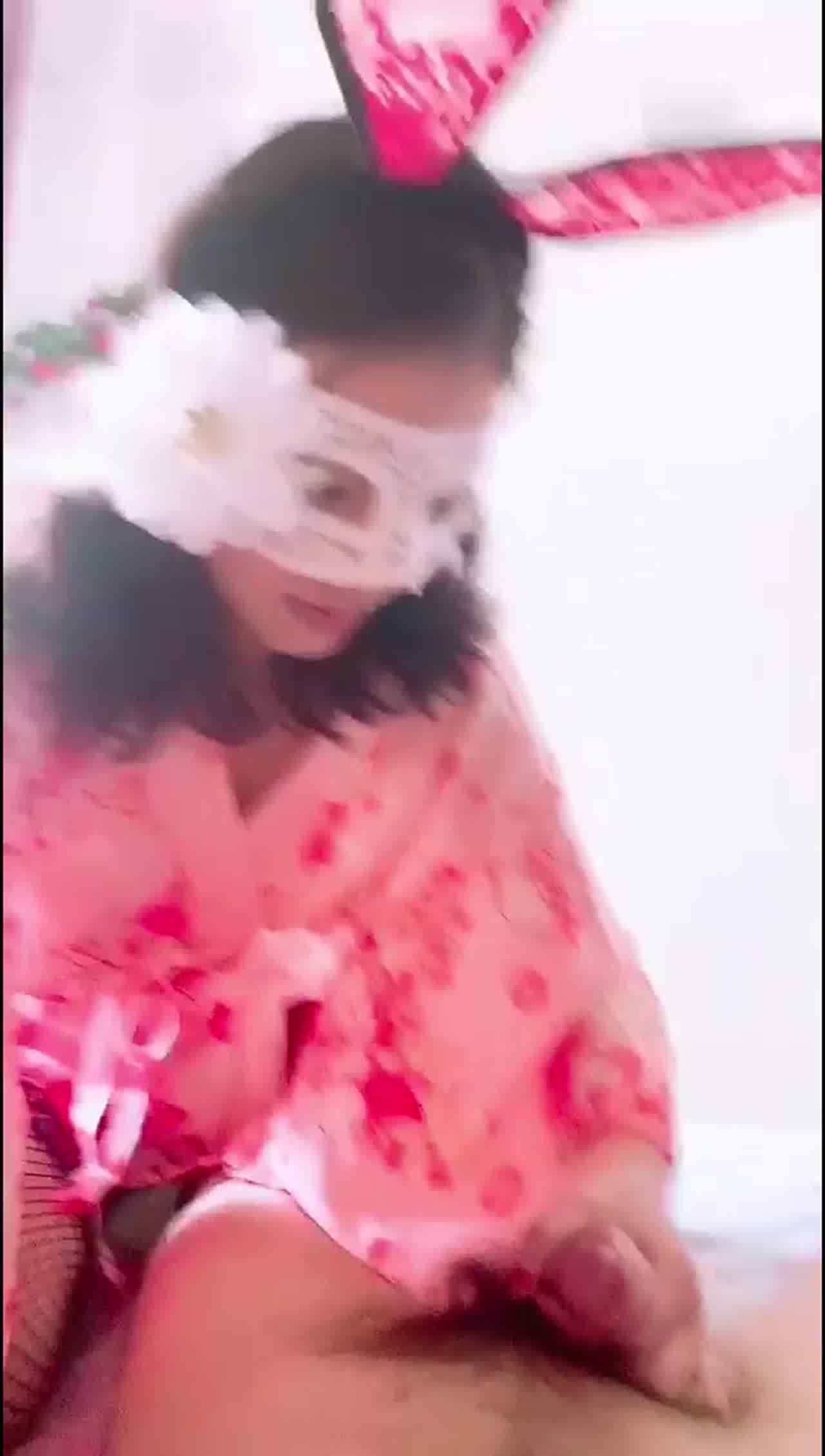  母狗反差婊鞭打诱人的屁屁 的剧照7