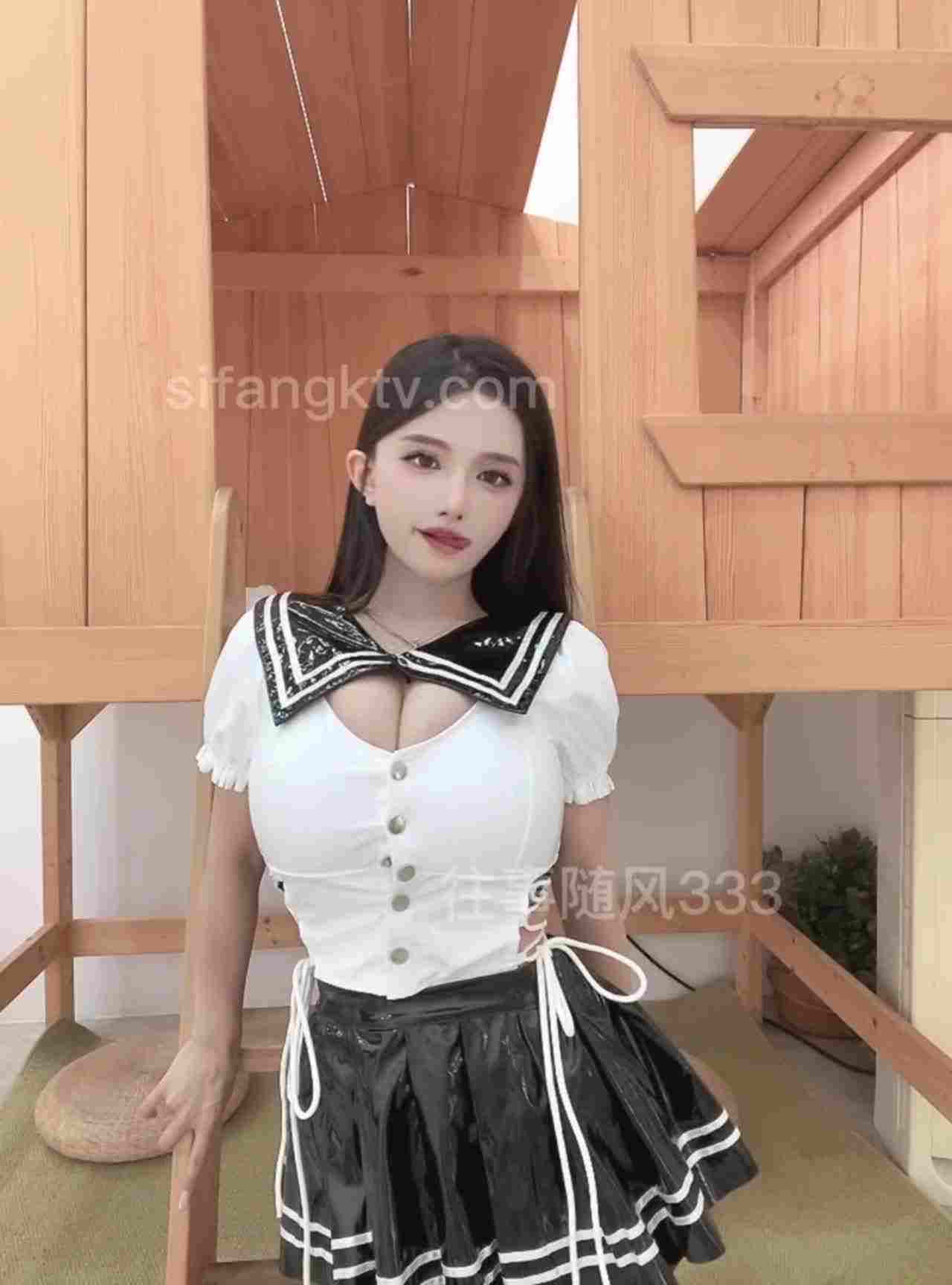  虎牙 爆乳正妹穿着学院风制服好性感 前凸后翘 口水狂流 的剧照1