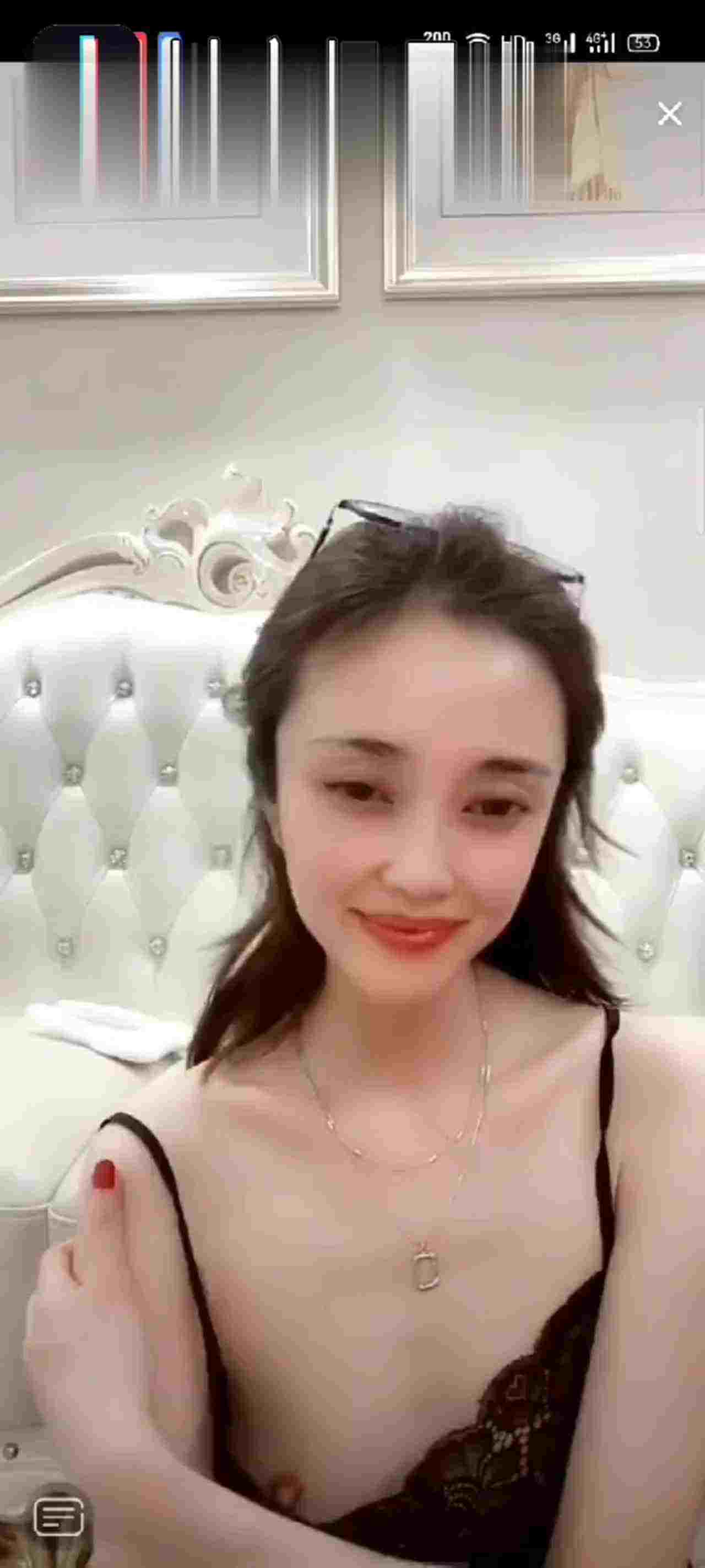  抖音走光系列-大胆露奶 的剧照2