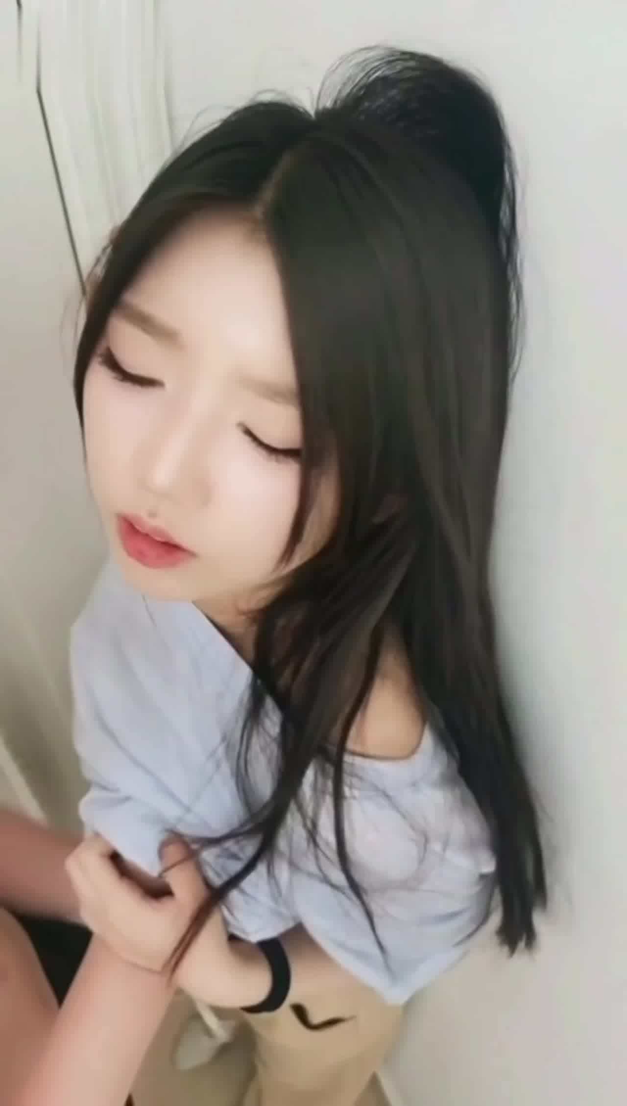  【真实父女乱伦】一家三口听说拍这个赚钱，母女共侍一夫乱伦，爸爸很喜欢操18岁鲜嫩白虎女儿！操妈妈都不 的剧照8