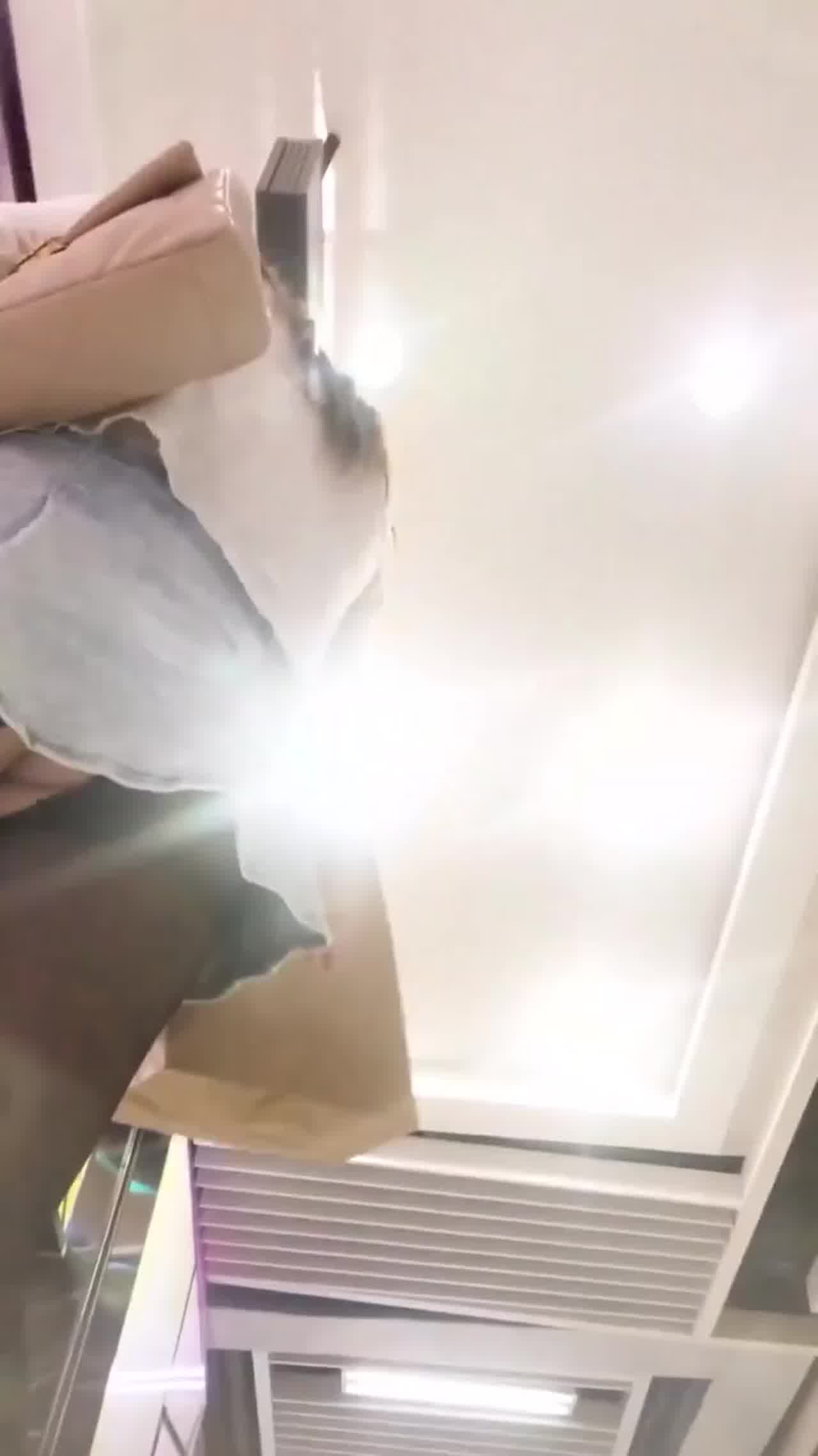  【偷拍】超市高清抄底，偷拍少妇居然没穿内裤 的剧照8