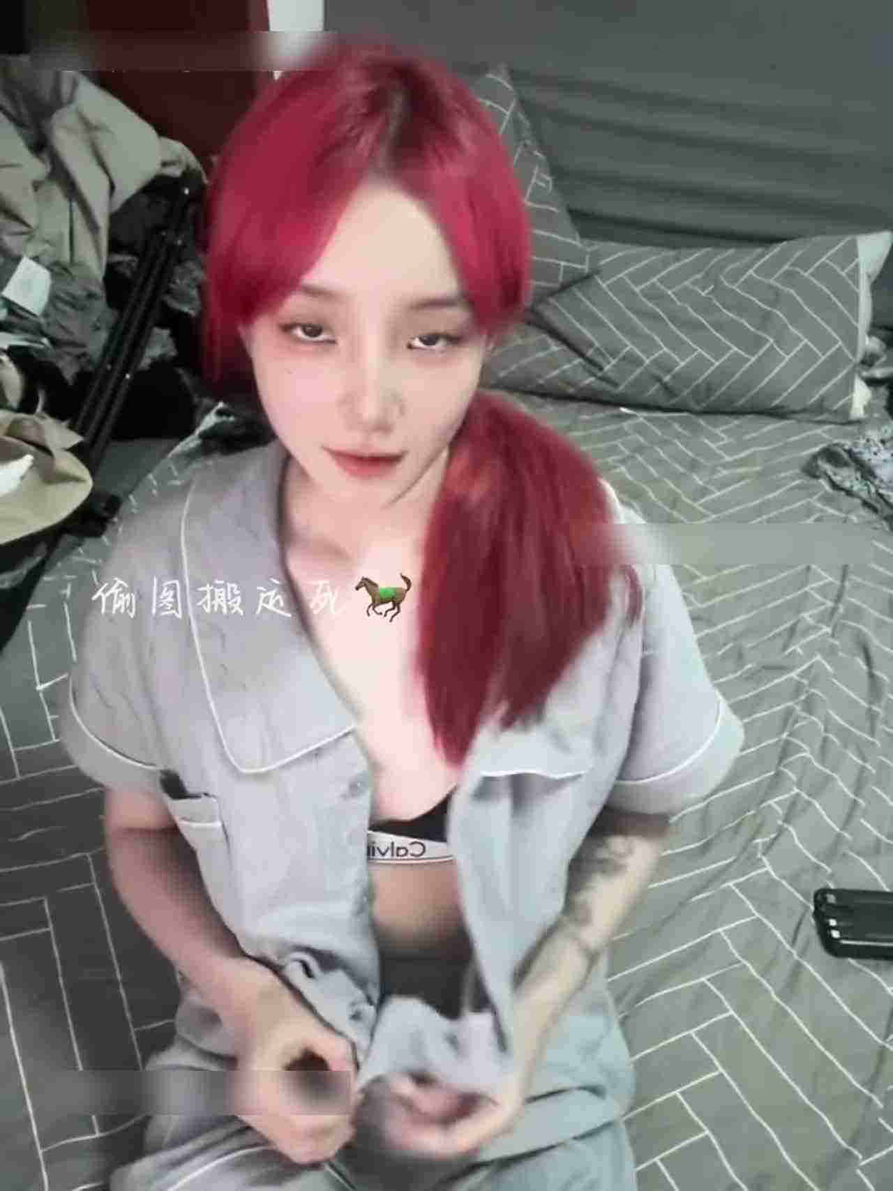  睡前自拍 的剧照2