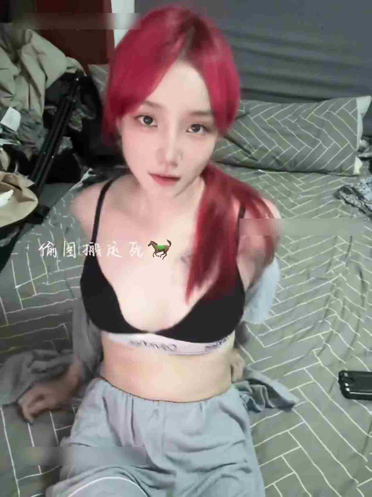  睡前自拍 的剧照9