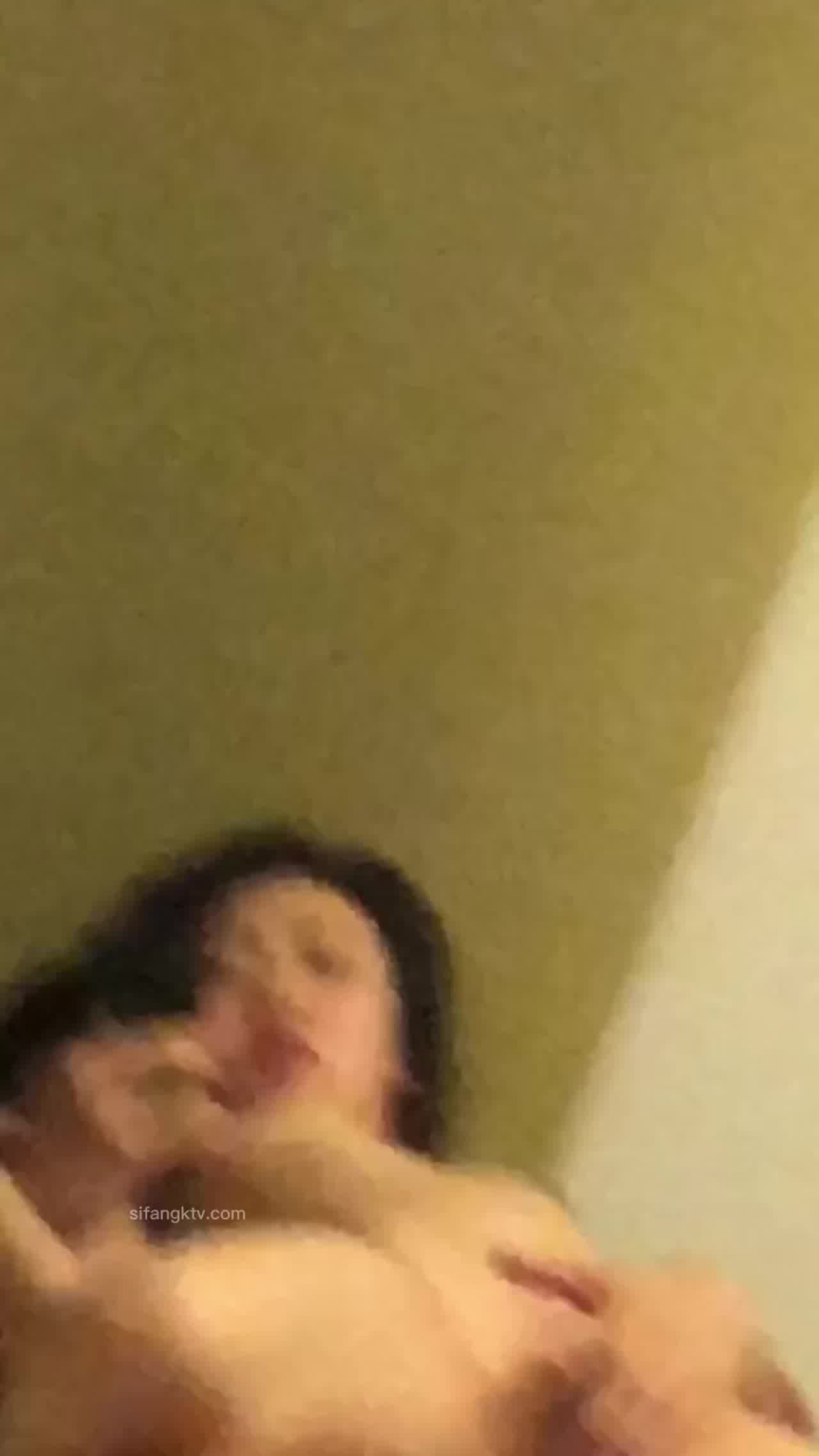  让妹妹看看自己被日的骚样 的剧照10