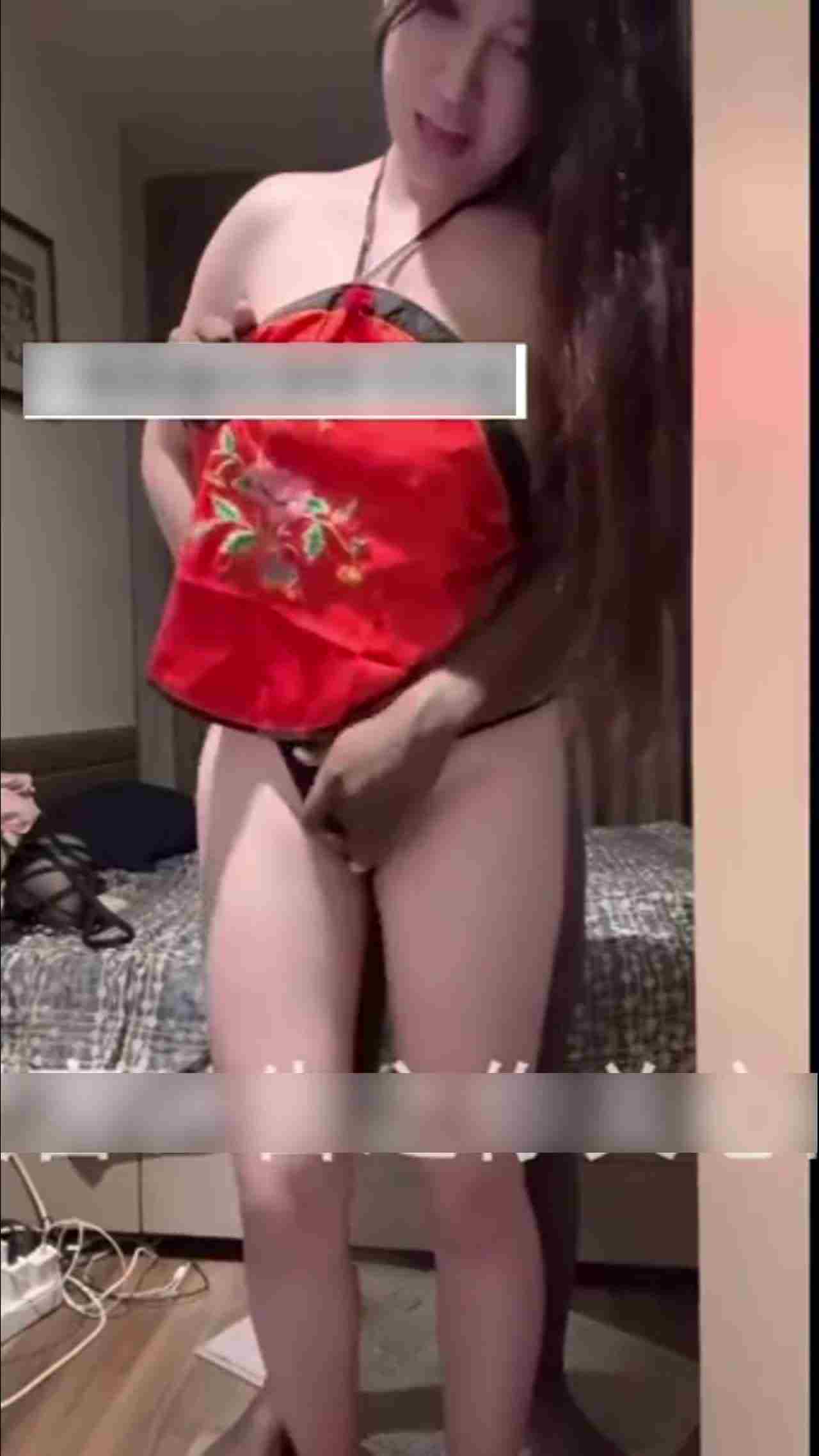  巨乳少妇第一次肉搏黑人被操翻了 的剧照4