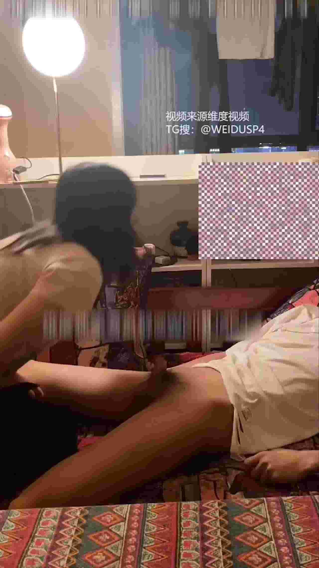  楼管别看监视器，有人在楼梯间打炮啊！ 的剧照2