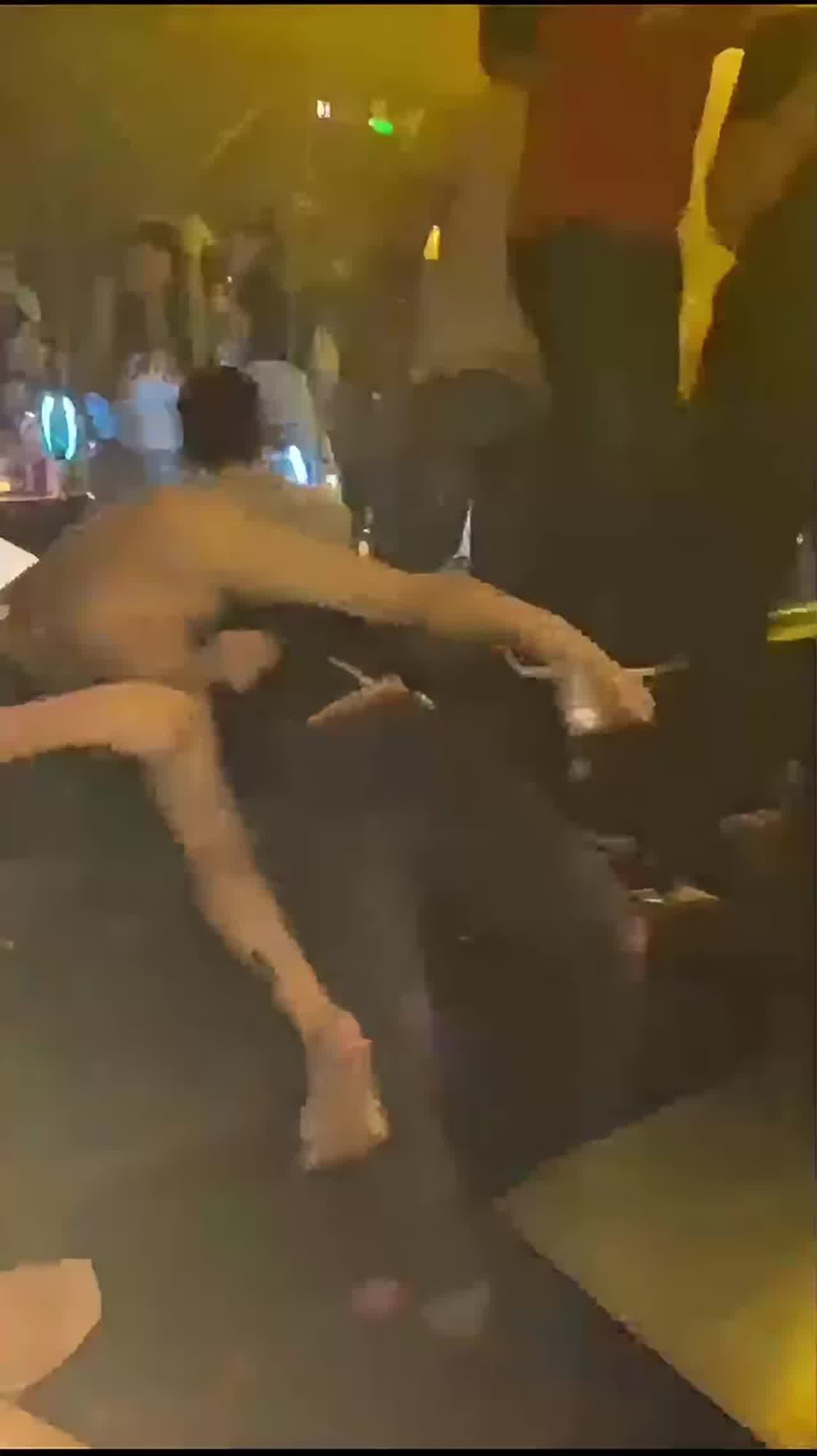  【淫乱舞池】迪吧夜店舞台中央当众兽欲发泄淫艳舞娘，幸运观众现场福利揩油啪啪15部精选！ 的剧照10