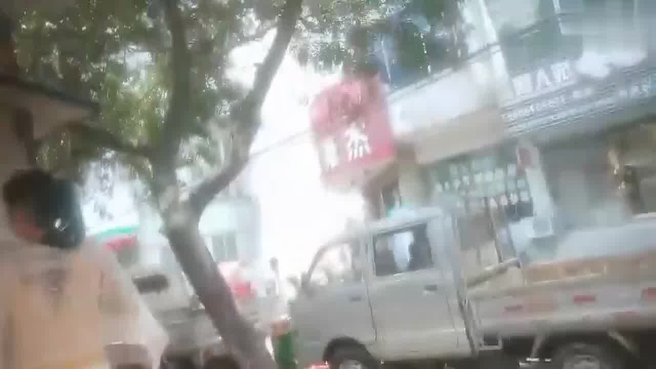  城中村无套爆艹长腿少妇：说你们这些人不带套我好怕，又被无套内射了，舒服。 的剧照10