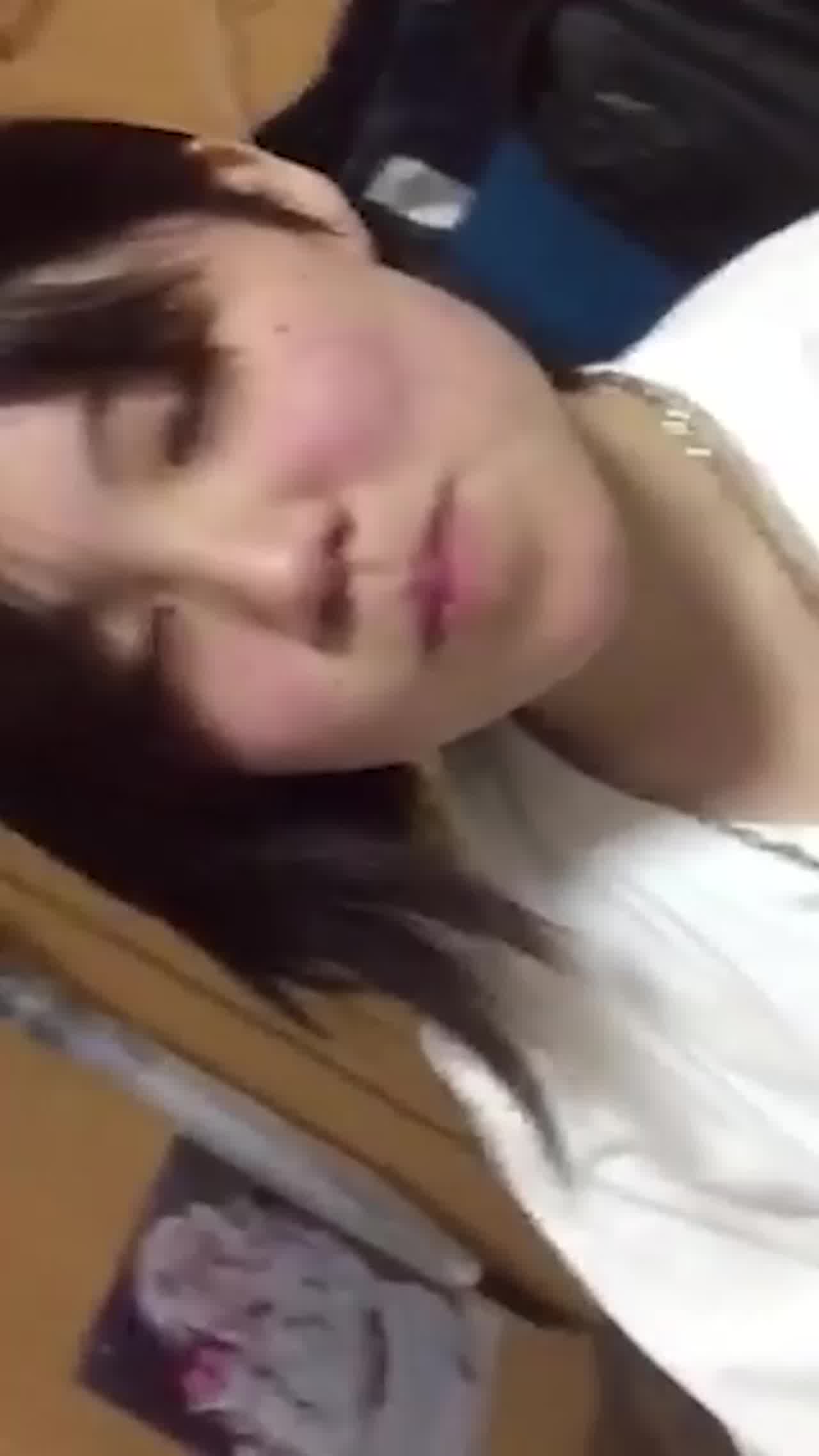  泄密实拍流出大学女友第一次吃精，难以下咽 的剧照5