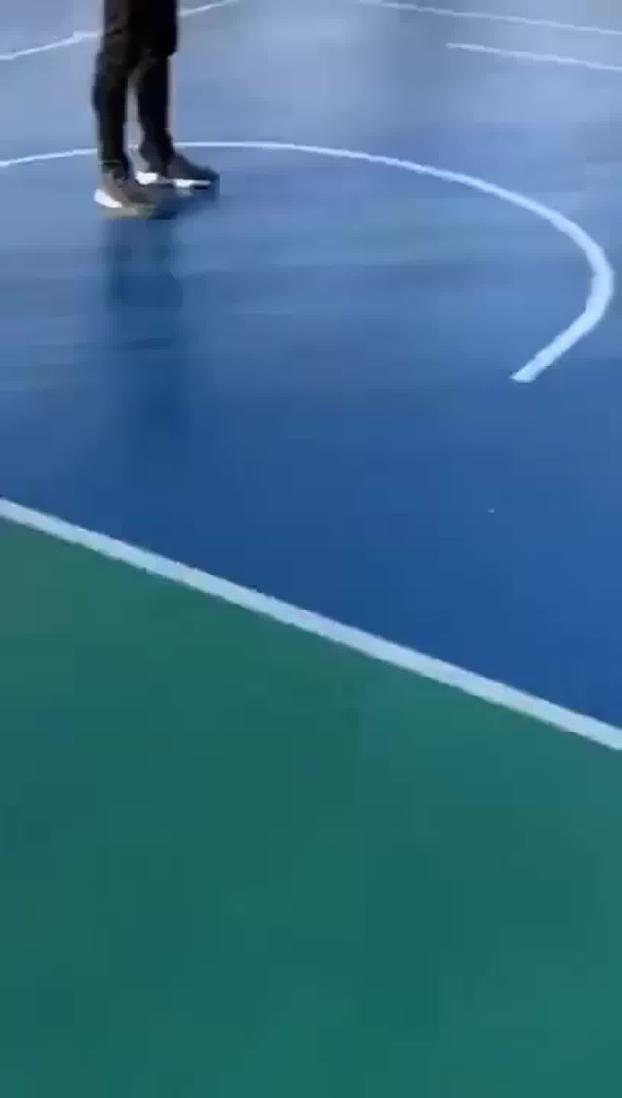  正妹球场脱衣加油，还是来帮倒忙的？看的大家整个懵掉了 的剧照5