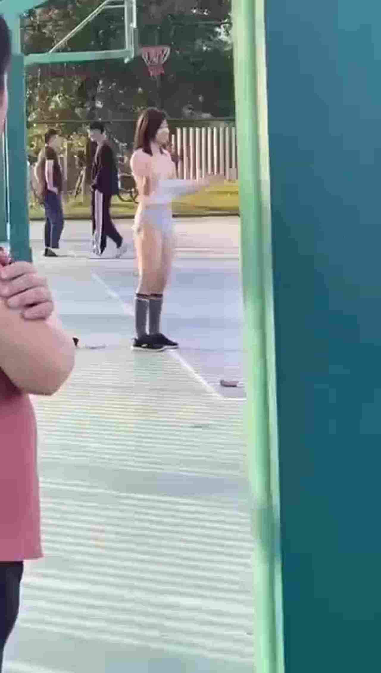  正妹球场脱衣加油，还是来帮倒忙的？看的大家整个懵掉了 的剧照8