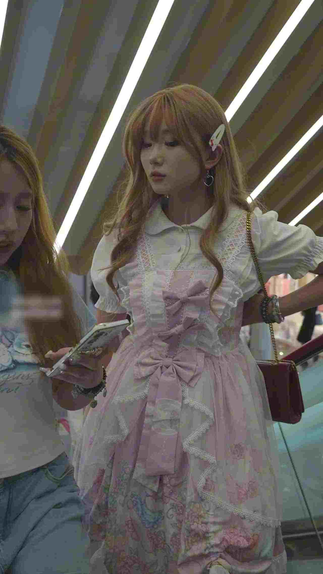  抄底！直击少女萝莉裙底下风光 的剧照4