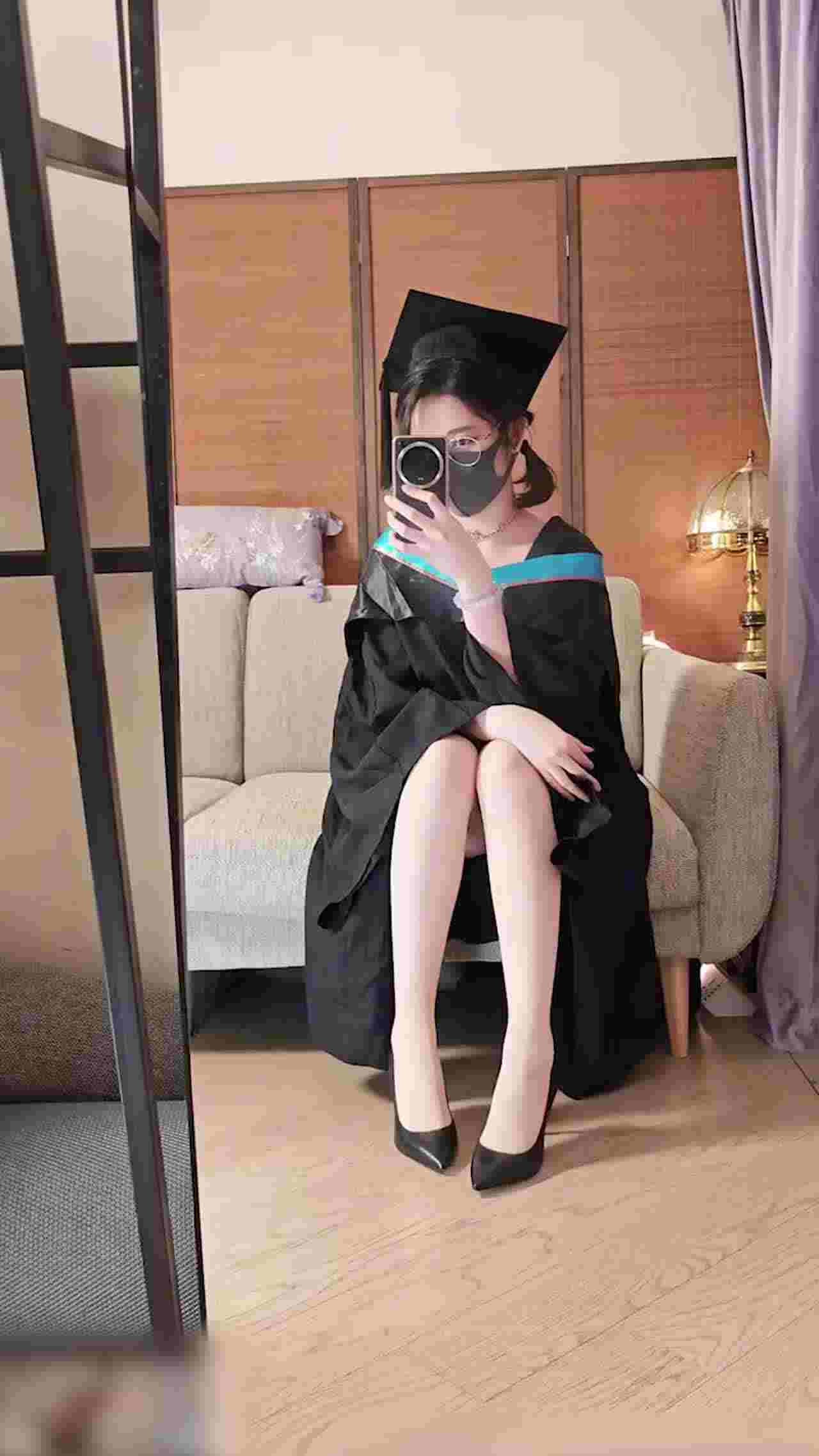  肉丝学士服扣逼自慰爽到翻白眼 的剧照10