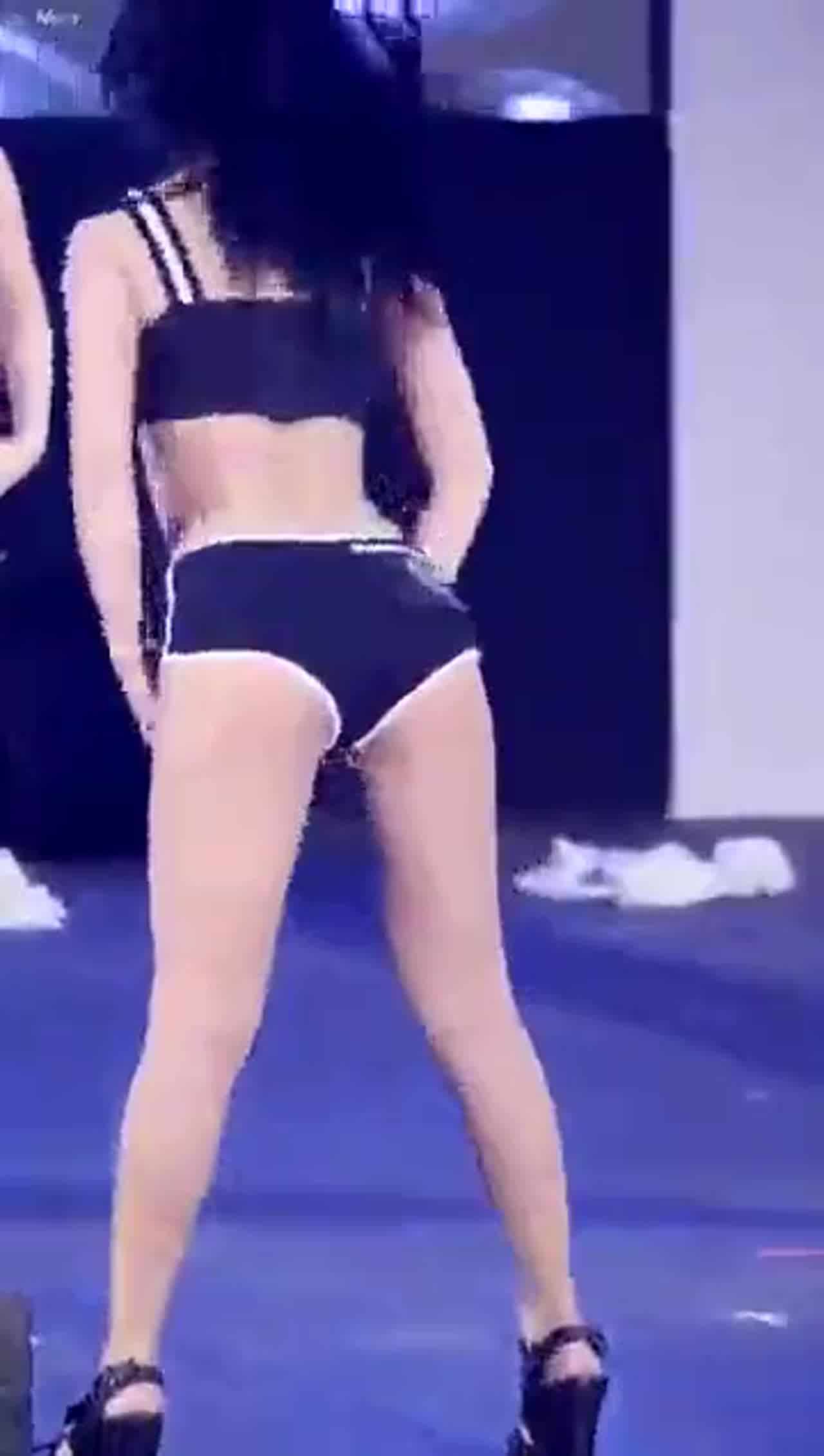  台上韩国小姐姐热舞，台下群狼共嚎 的剧照3