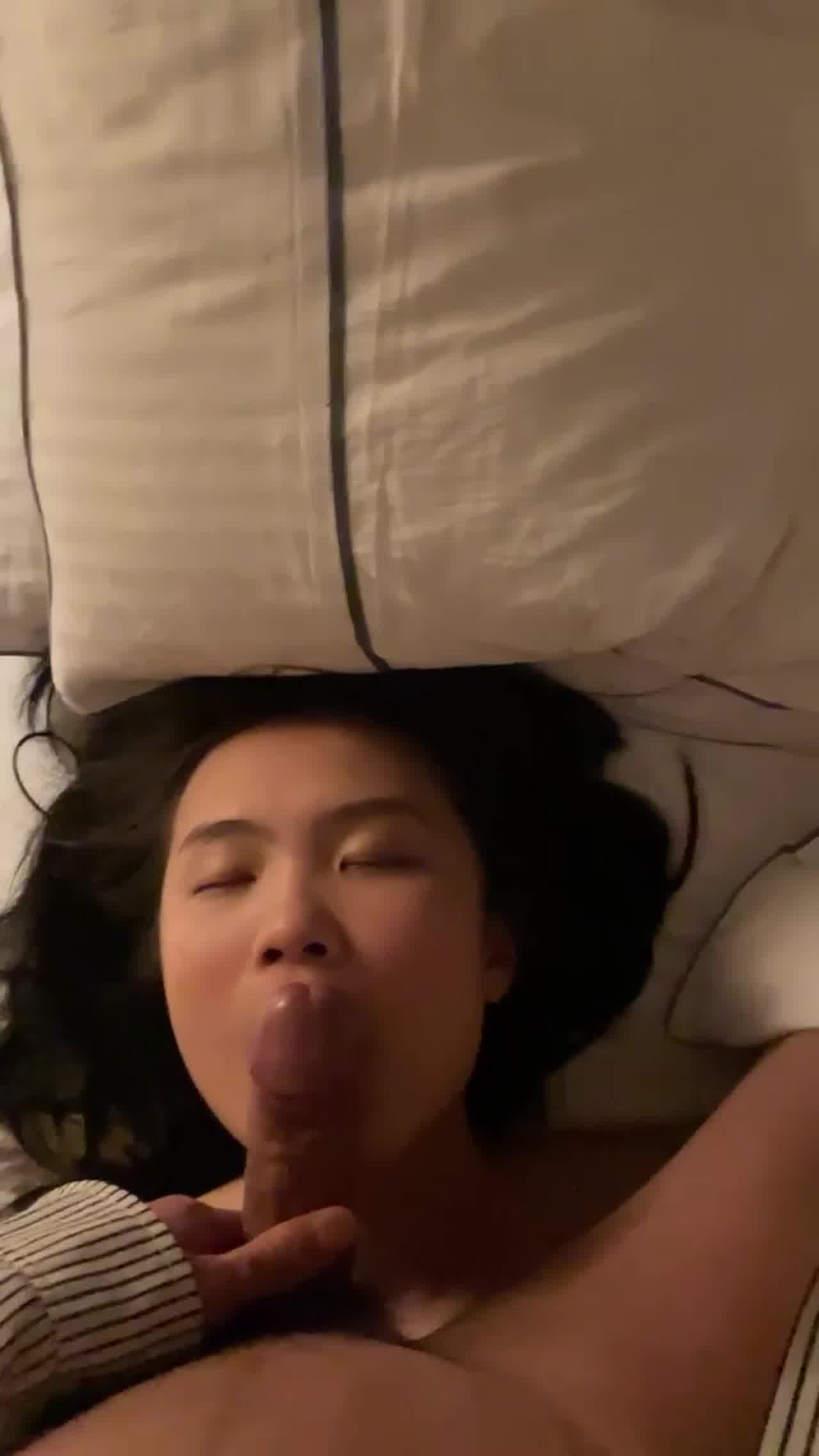  床上的炮友疯狂淫叫 嘴里大喊不要 的剧照7