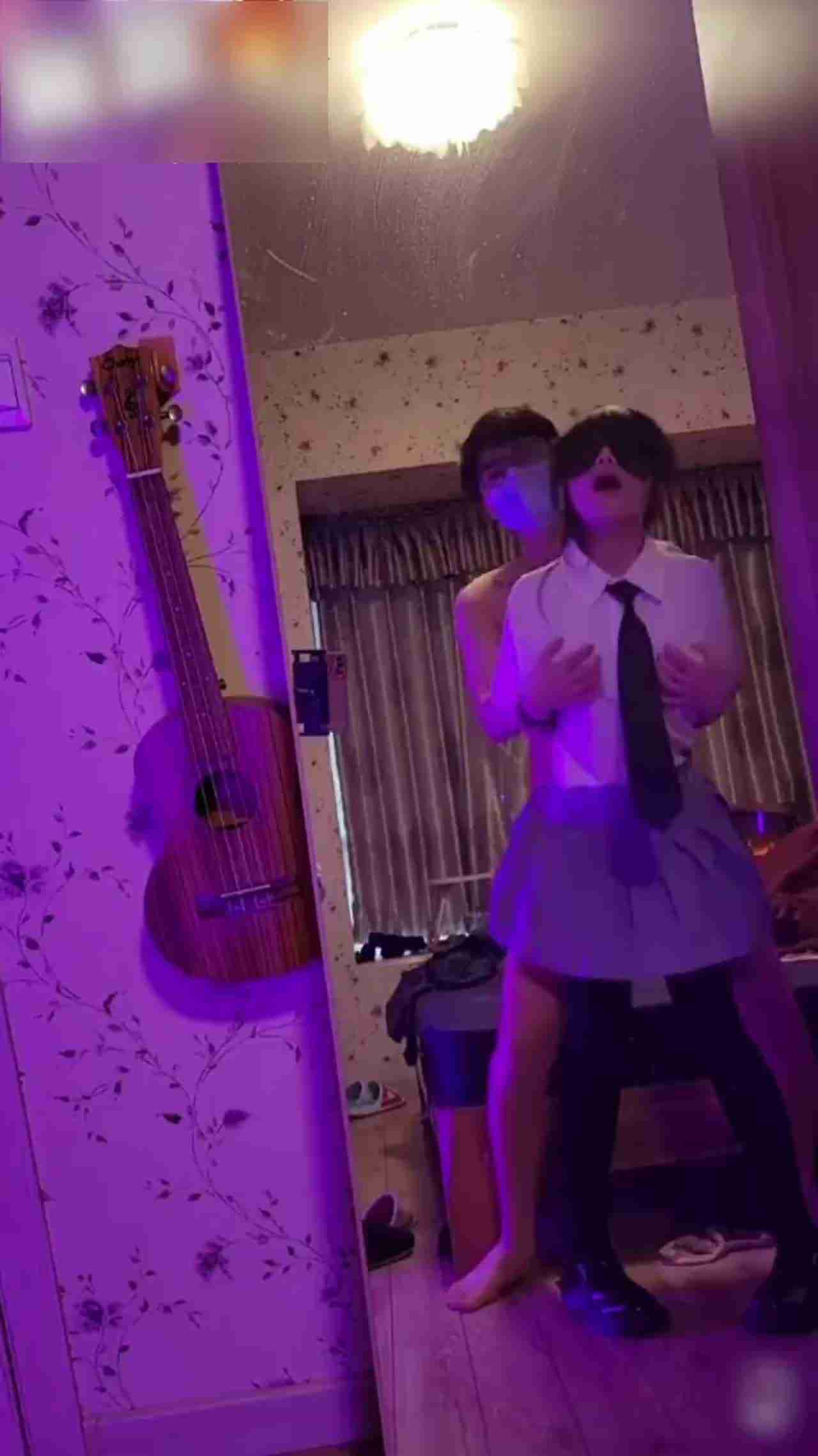  JK少女被猥琐男调教后入喷水，第一天又在猥琐男的奔驰上被车震内射 的剧照7