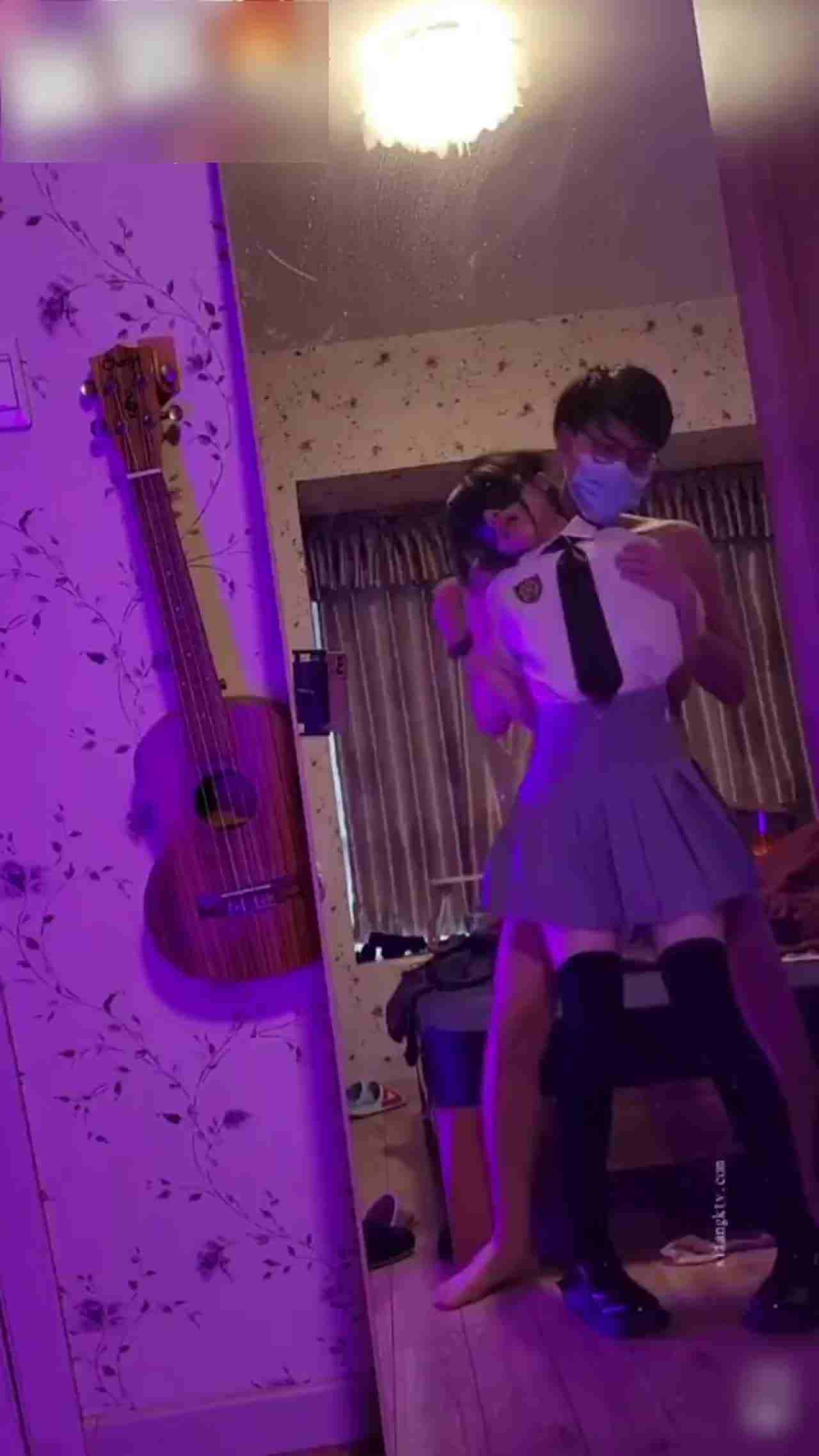  JK少女被猥琐男调教后入喷水，第一天又在猥琐男的奔驰上被车震内射 的剧照9