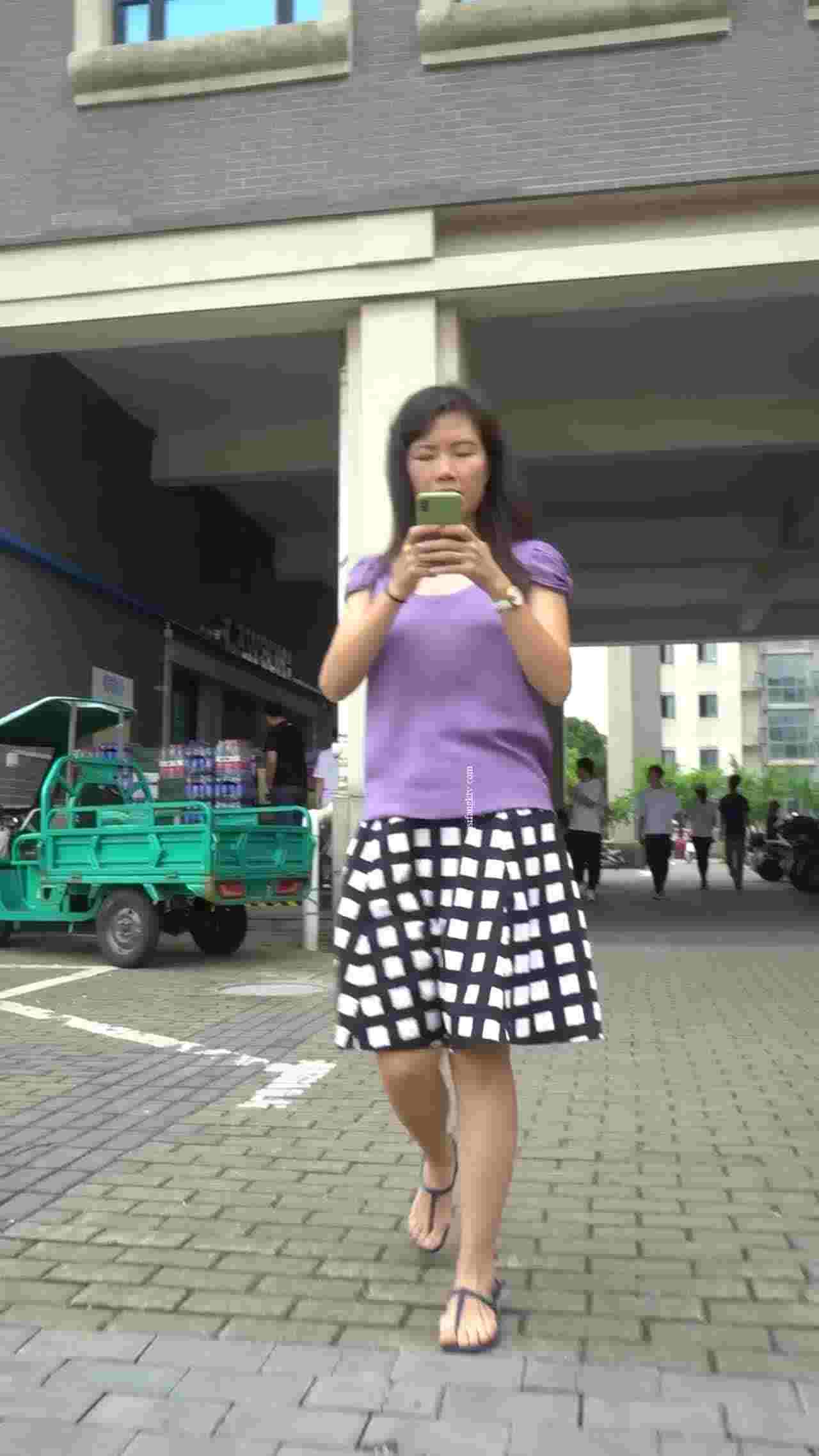  CD大师商场尾随偷拍几个美女裙底风光 白裙美女粉内正面蕾丝花纹微透 的剧照1