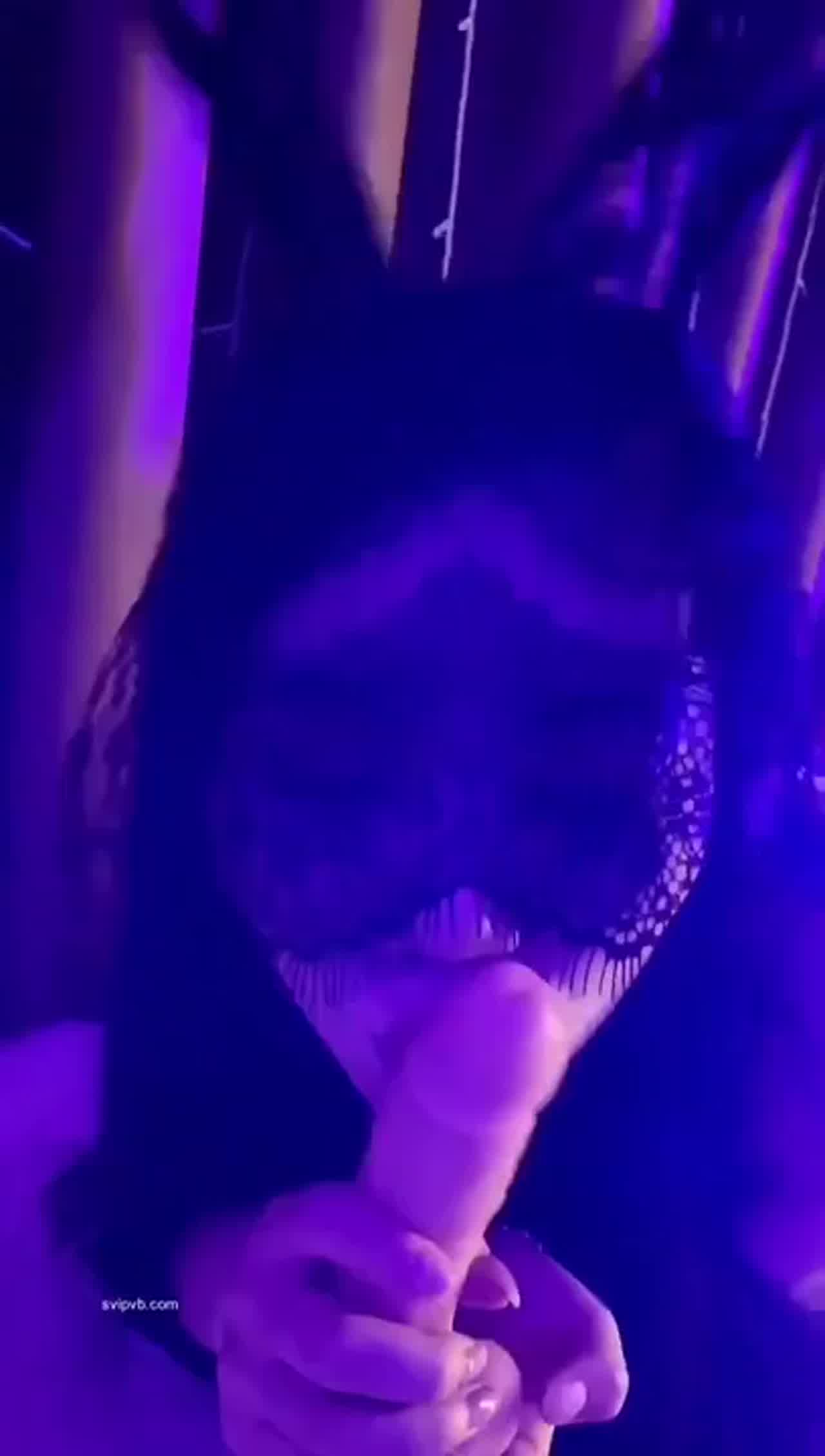  bunny vivian 夜店包相吸阳具 的剧照2