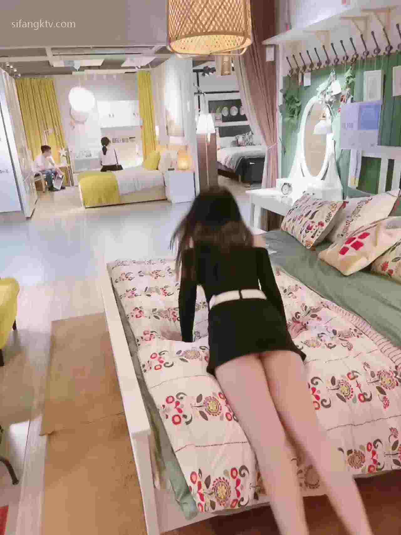  在ikea大胆把裙子露出来 的剧照6