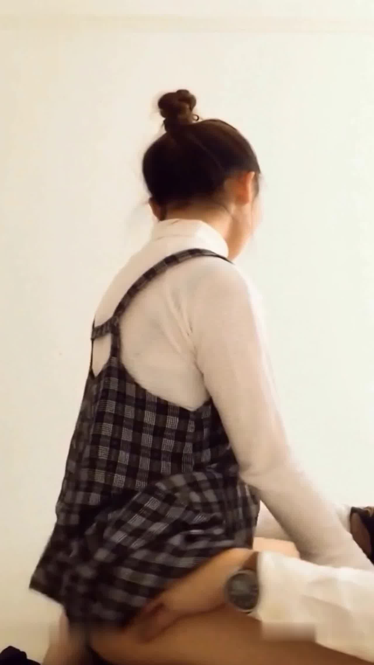  很久没见面的异地情侣下完火车回去掀开裙子就开操,憋坏了，掰开双腿看着自己被插,趴在屁股上狠狠射 的剧照6