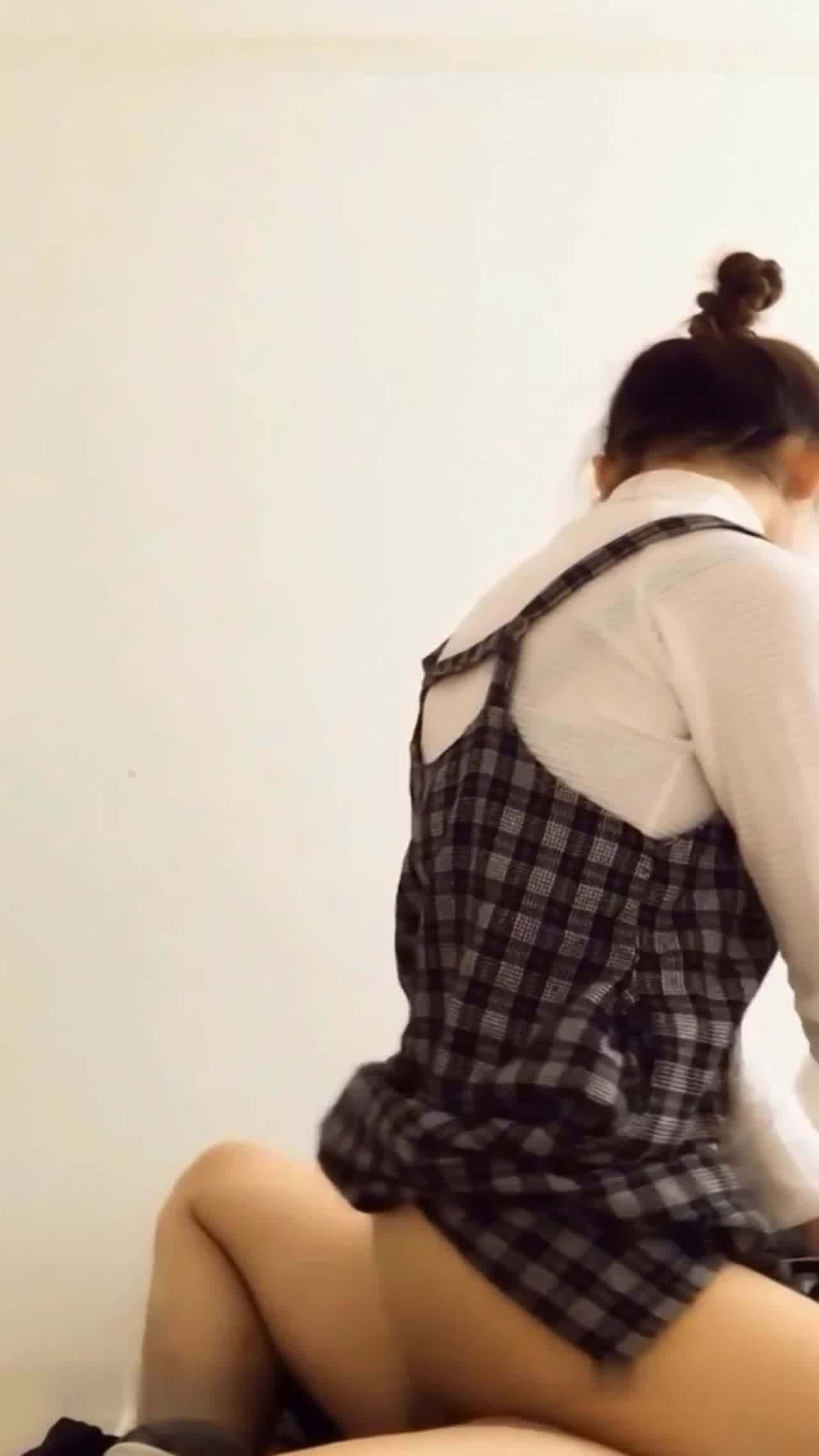  很久没见面的异地情侣下完火车回去掀开裙子就开操,憋坏了，掰开双腿看着自己被插,趴在屁股上狠狠射 的剧照8