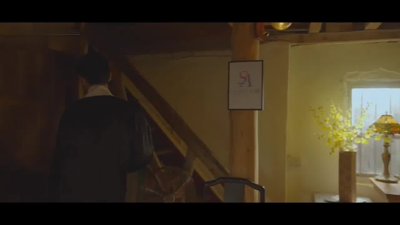  内容精彩现实版潘金莲和西门庆下药迷晕老公，晚上强上他昏睡的老婆致其怀孕，绿帽奴提礼物上门感谢 的剧照7