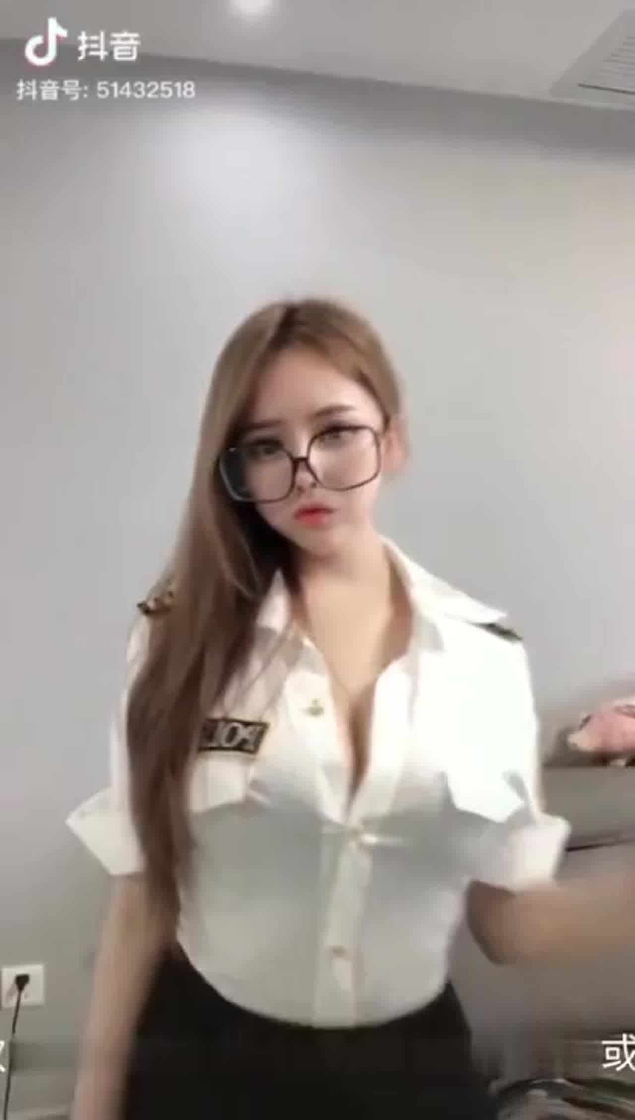  抖音女神【奔跑晶骡子】超性感大尺度漂亮美乳制服诱惑 的剧照1