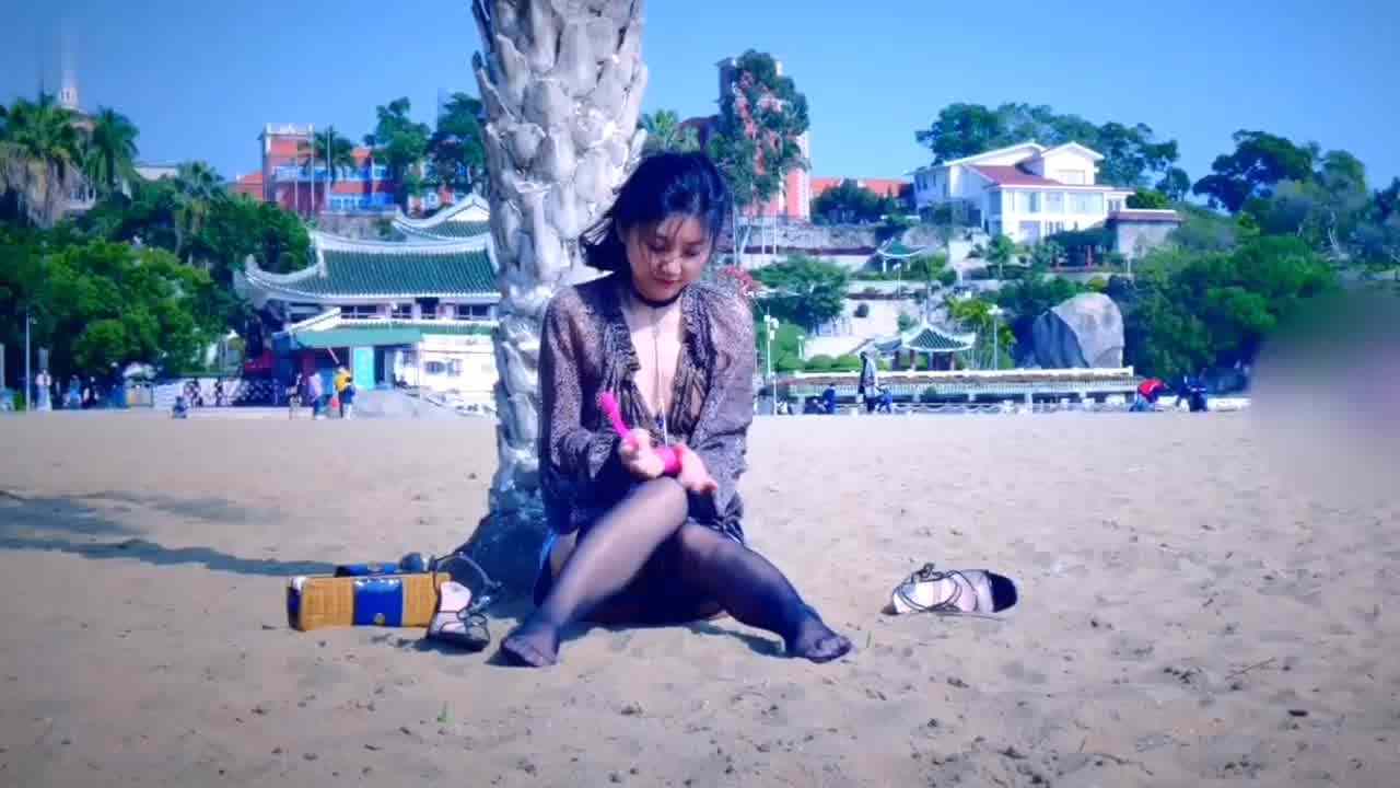  沙滩人群露出自慰原版黑丝长腿身材不错太刺激了几个男人盯着看 的剧照7