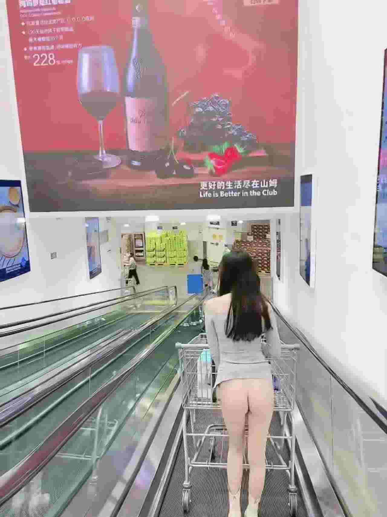  美女有裸癖好！大众场合不喜欢穿裤子阿 的剧照9