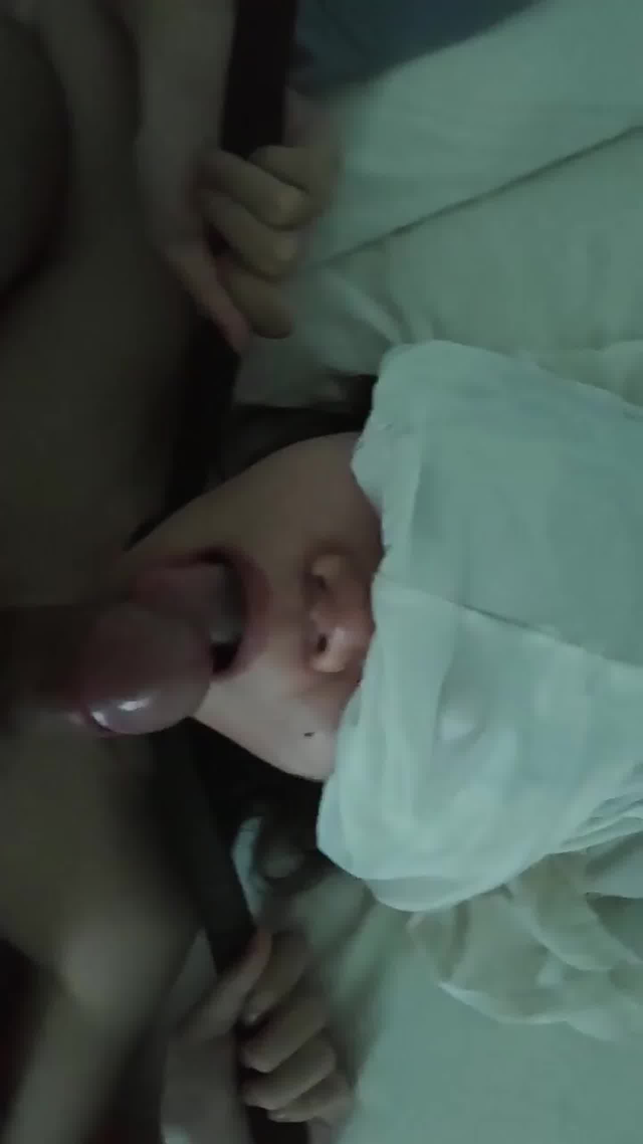  【你没录我视频吧？】顶级清纯反差，看到男友拍照打掉摄像机，没想到被罚尿满全身，和口爆吞精调教 的剧照8