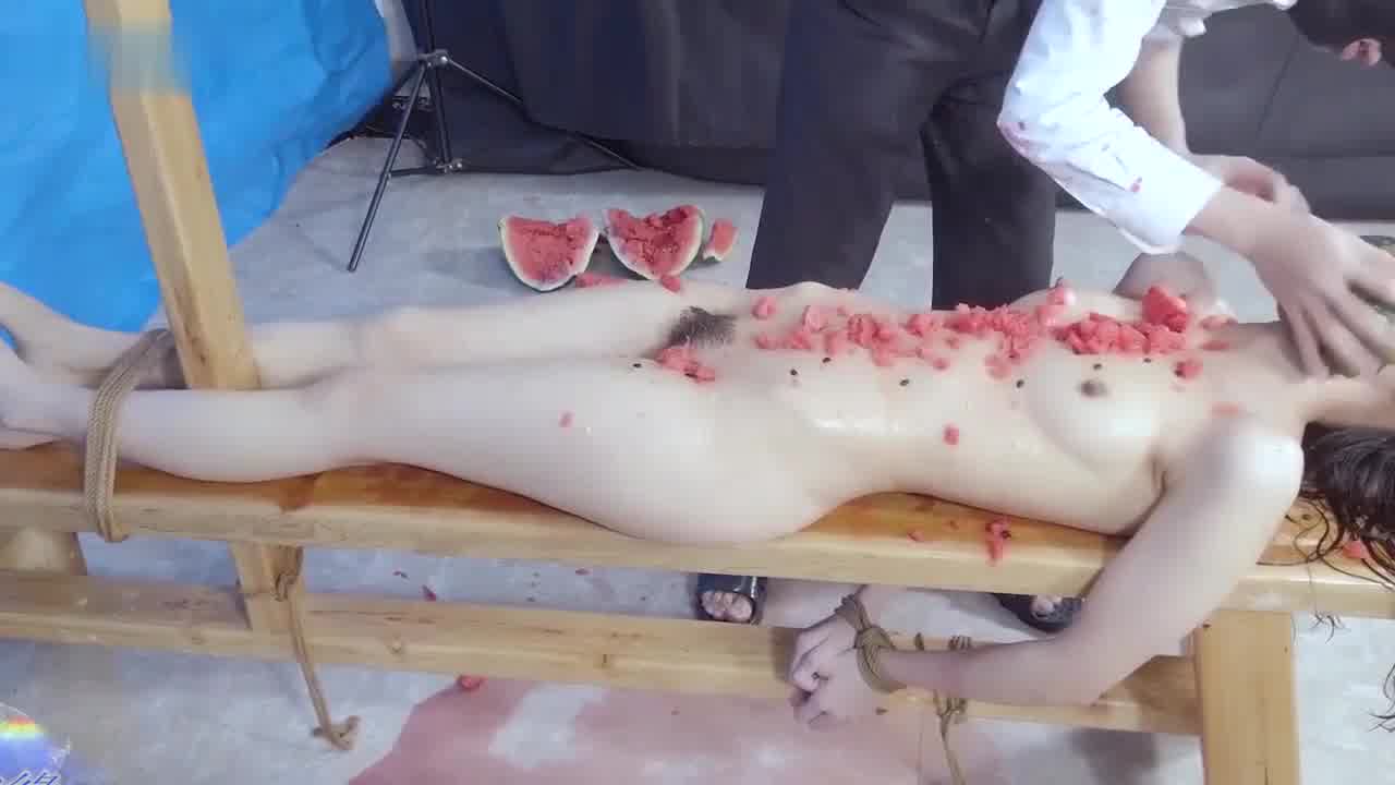  小模拍摄重口味捆绑情欲视频！把妹妹吊在空中插穴喷尿！ 的剧照8