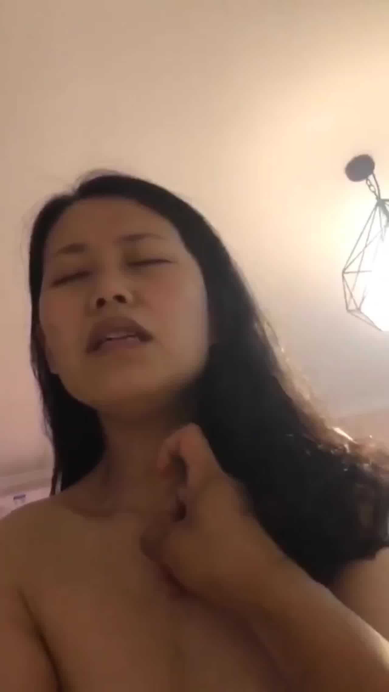  少妇太敏感了，自己把自己搞的浪叫不停 的剧照1