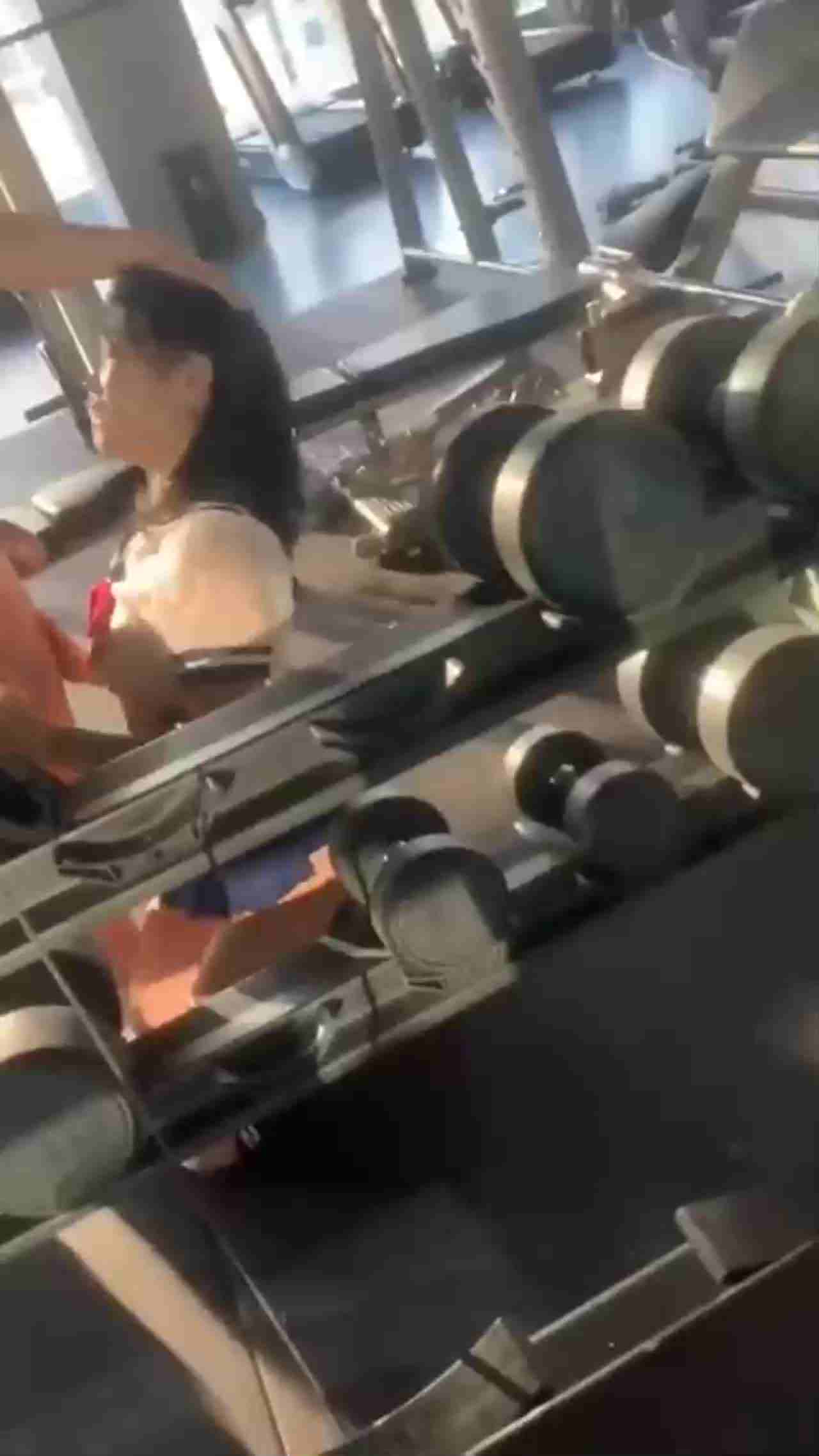  淫荡健身学生口爆教练大肉棒 的剧照7